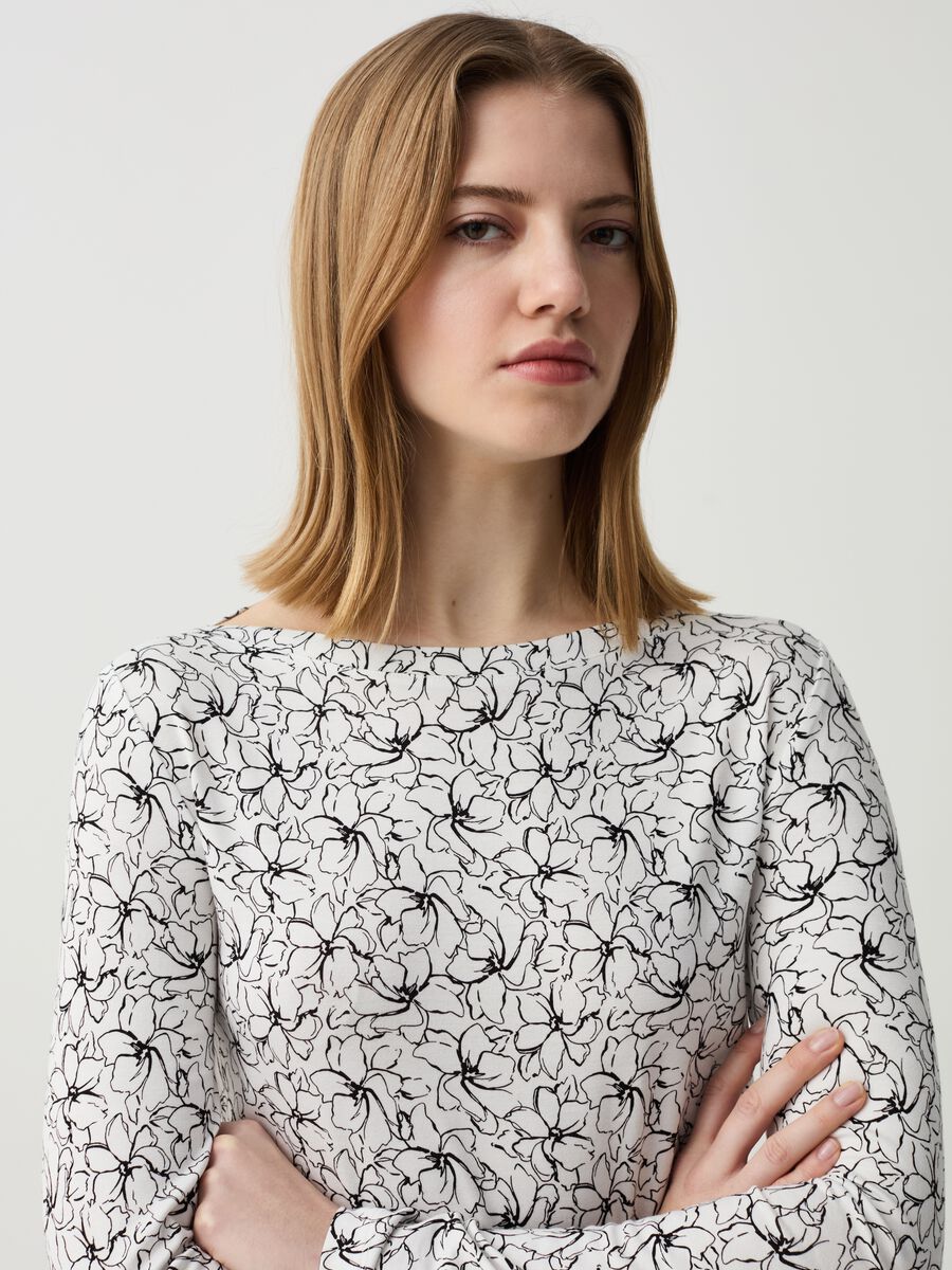 Camiseta floral con cuello barco_1