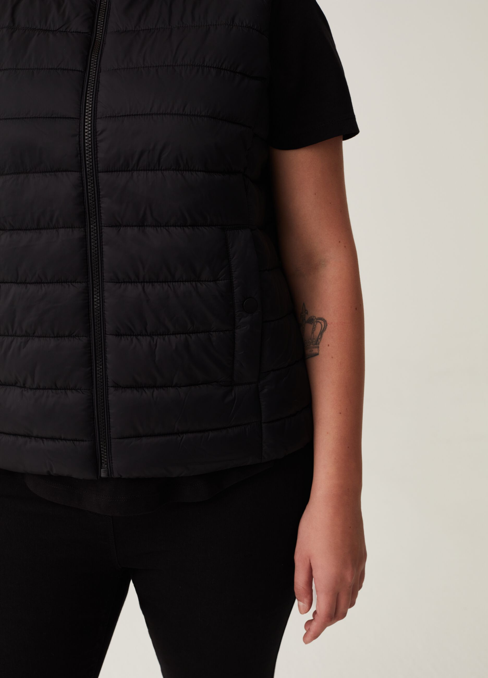 Curvy ultralight gilet with high neck_3