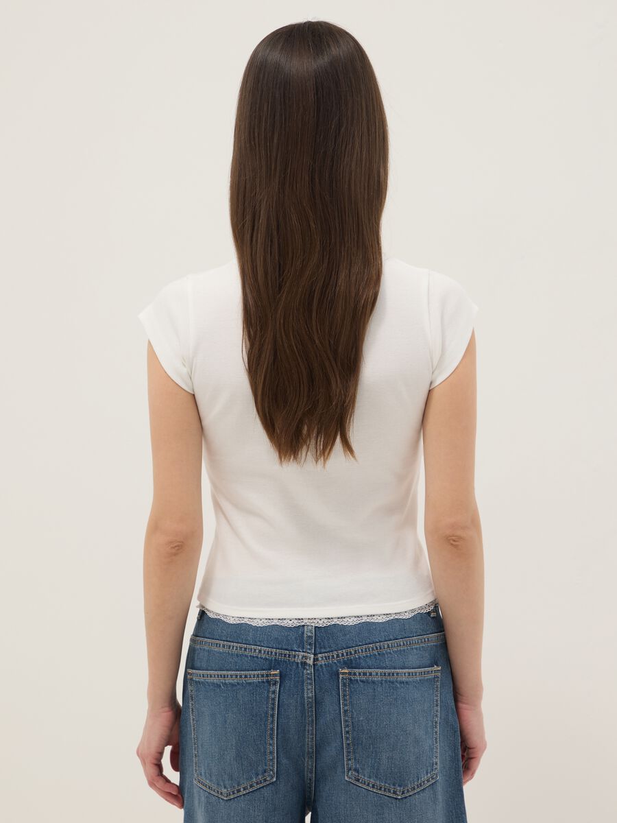 Wei&szlig;e Regular-Fit T-Shirt aus Baumwollmischung mit Spitzendetails_3
