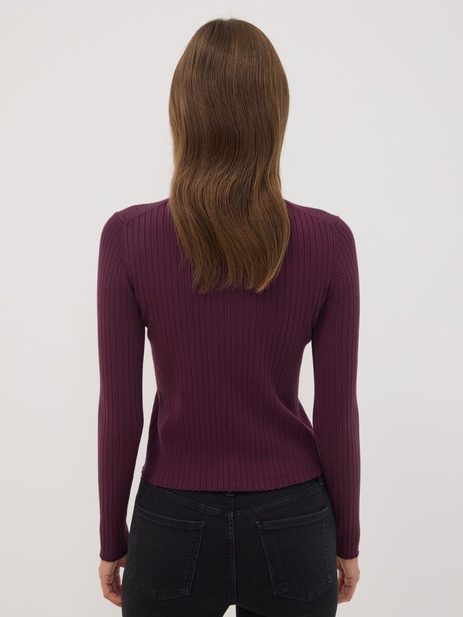 Violettes Rippstrick-Top aus Viskose-Mix mit Stehkragen_3