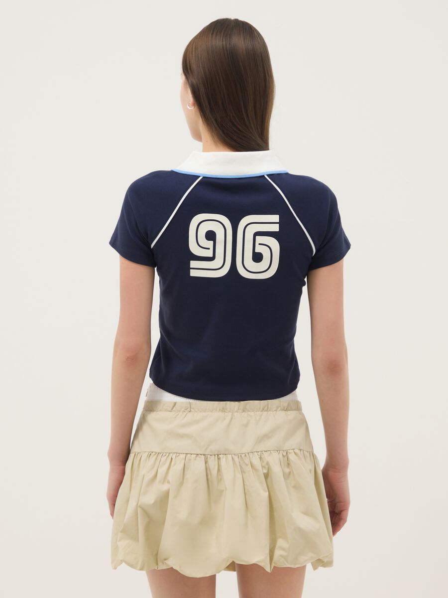 Camiseta azul de algod&oacute;n puro, ajuste regular, con cuello polo y estampado_3