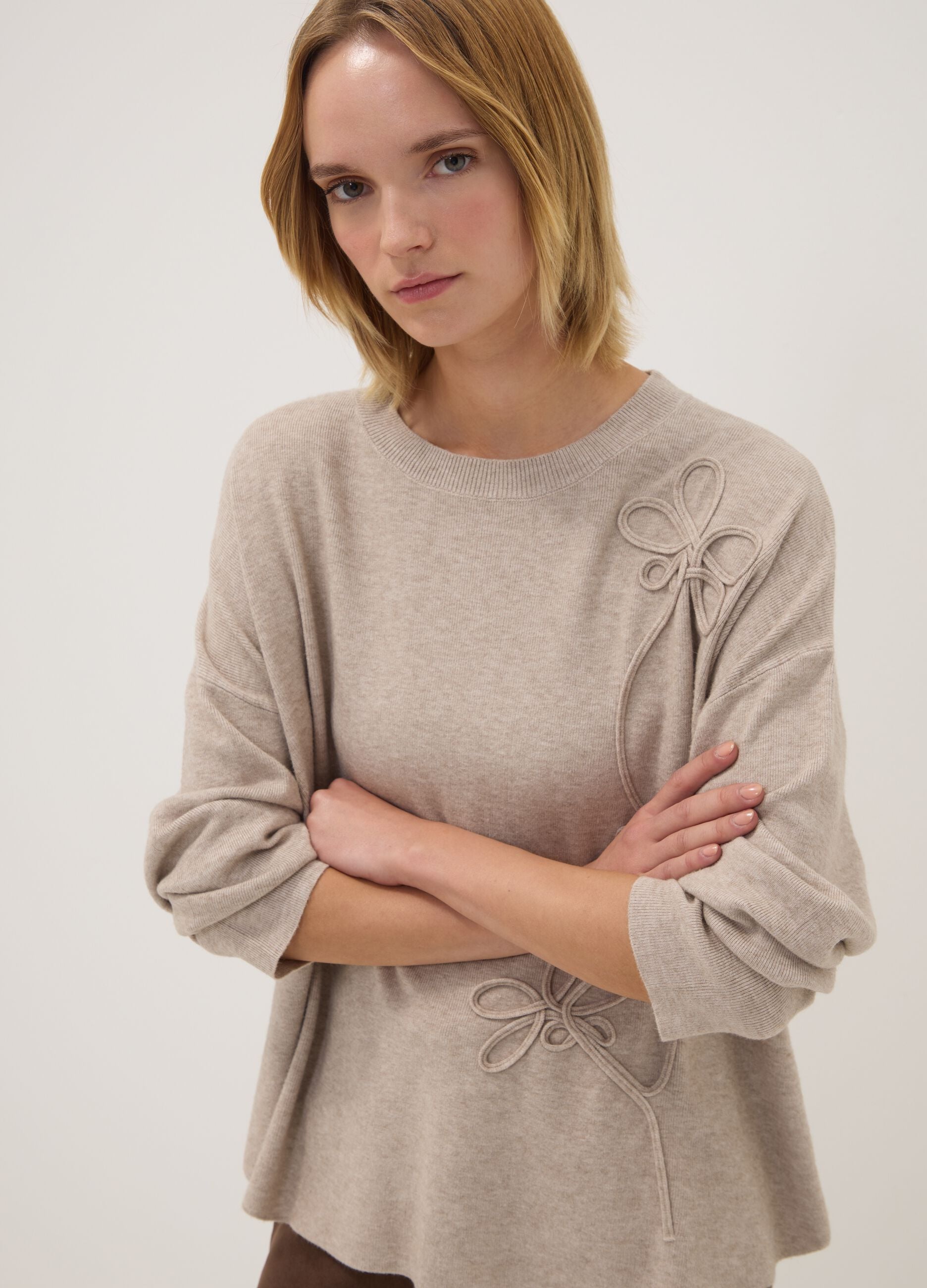 Sand viscose-blend top with floral appliqu&eacute;s, regular fit