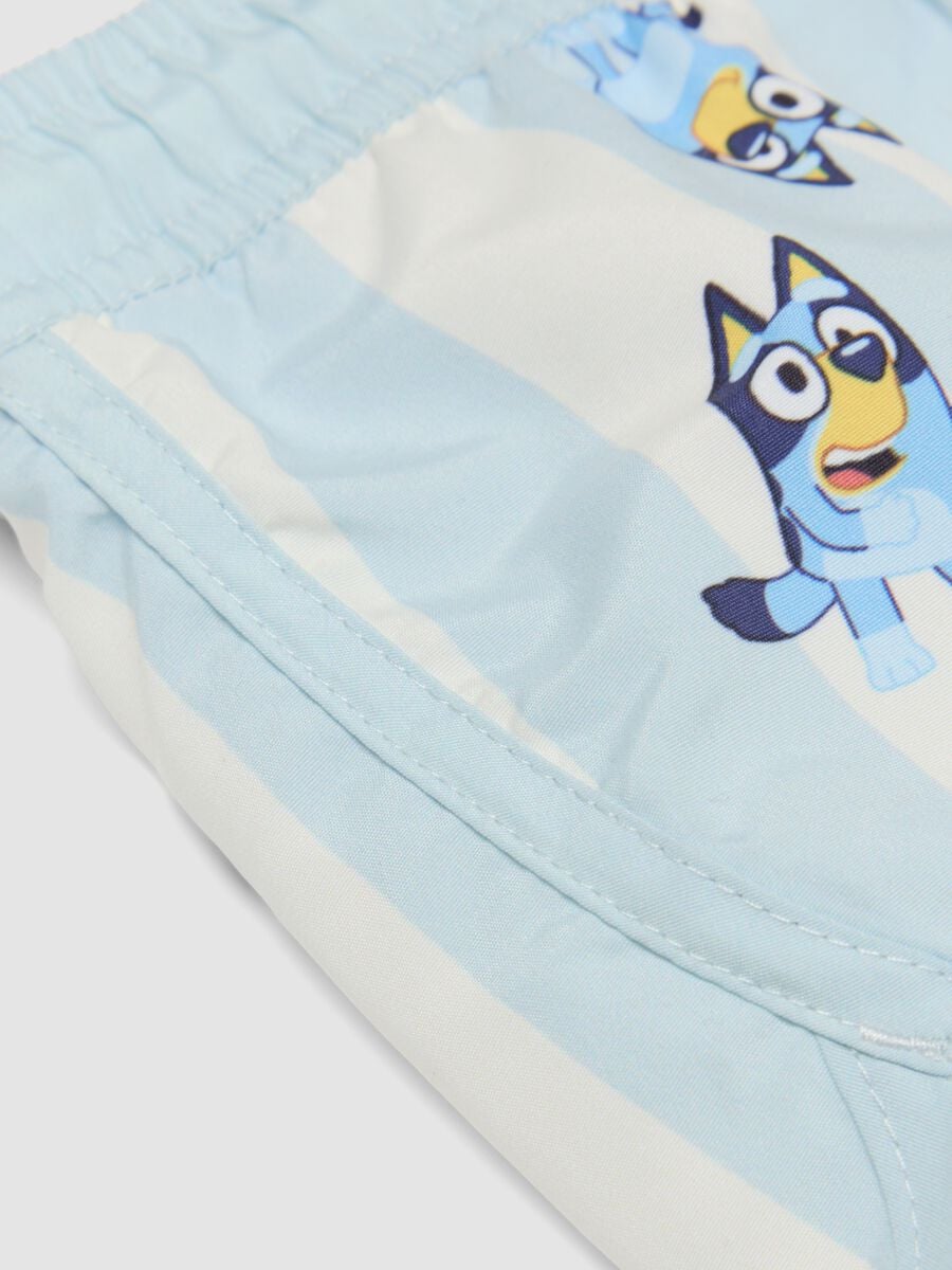 Ba&ntilde;ador tipo short azul claro a rayas con estampado de Bluey para ni&ntilde;o_3