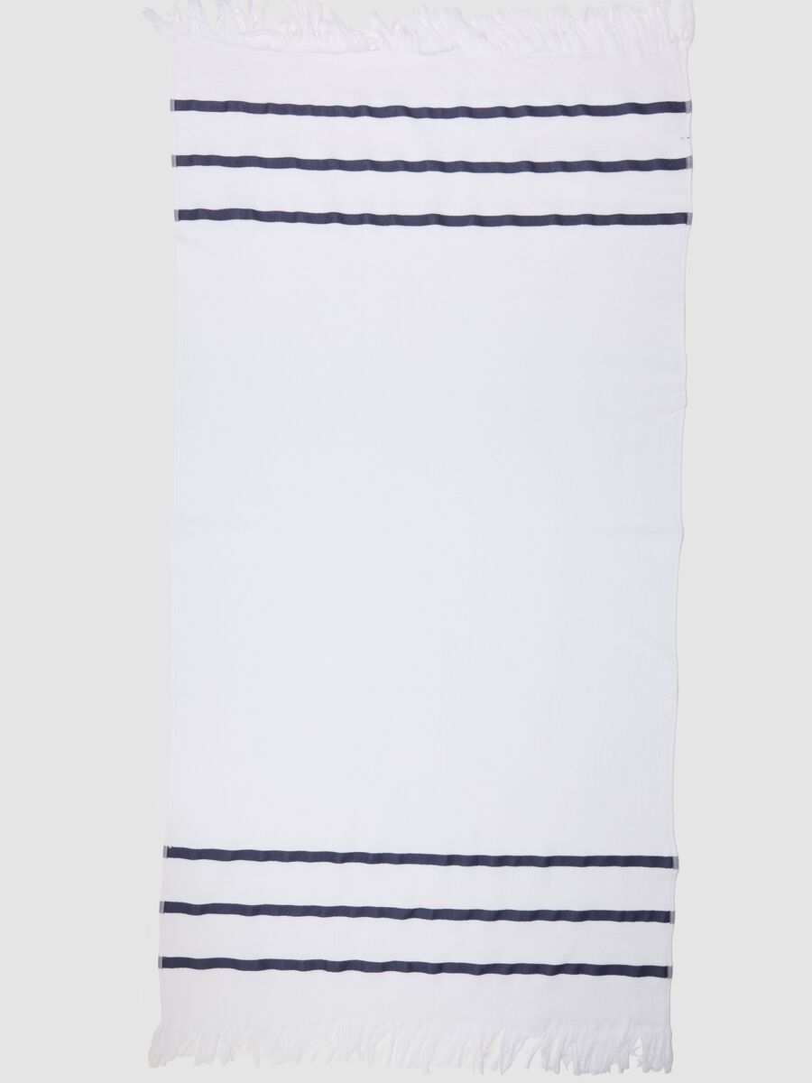 Serviette de plage blanche en m&eacute;lange de coton &agrave; rayures bleues_2
