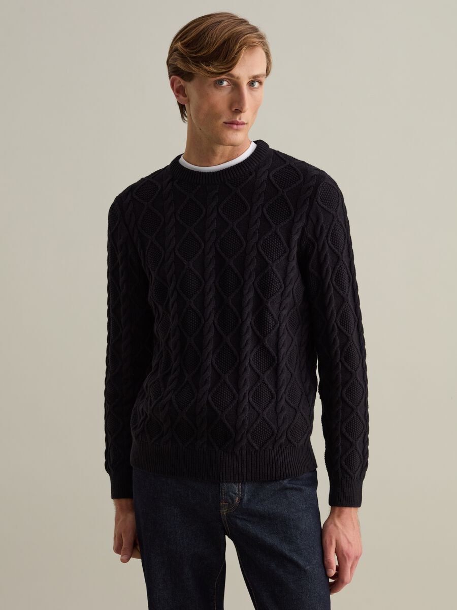 Cable-knit pullover with diamond motif_0