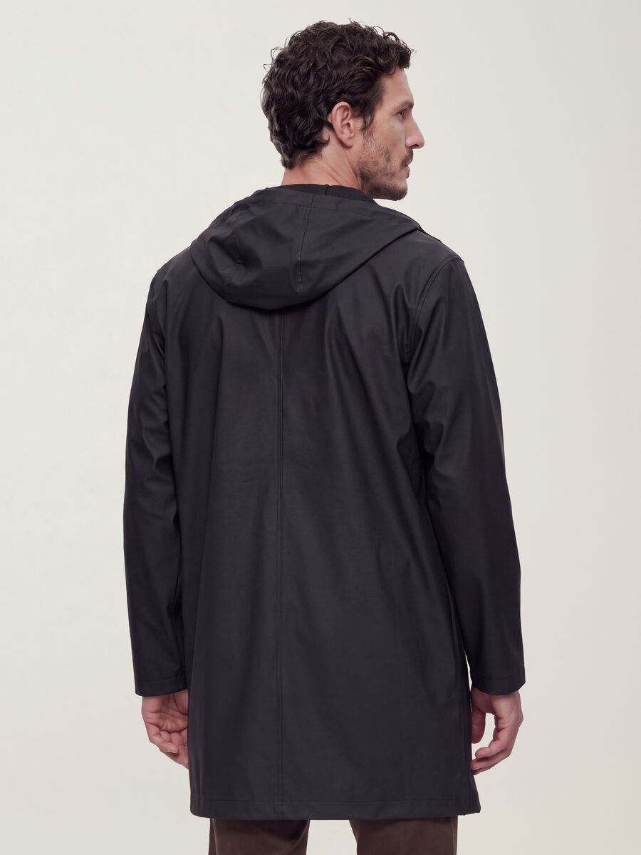 Black regular-fit raincoat with zip_3