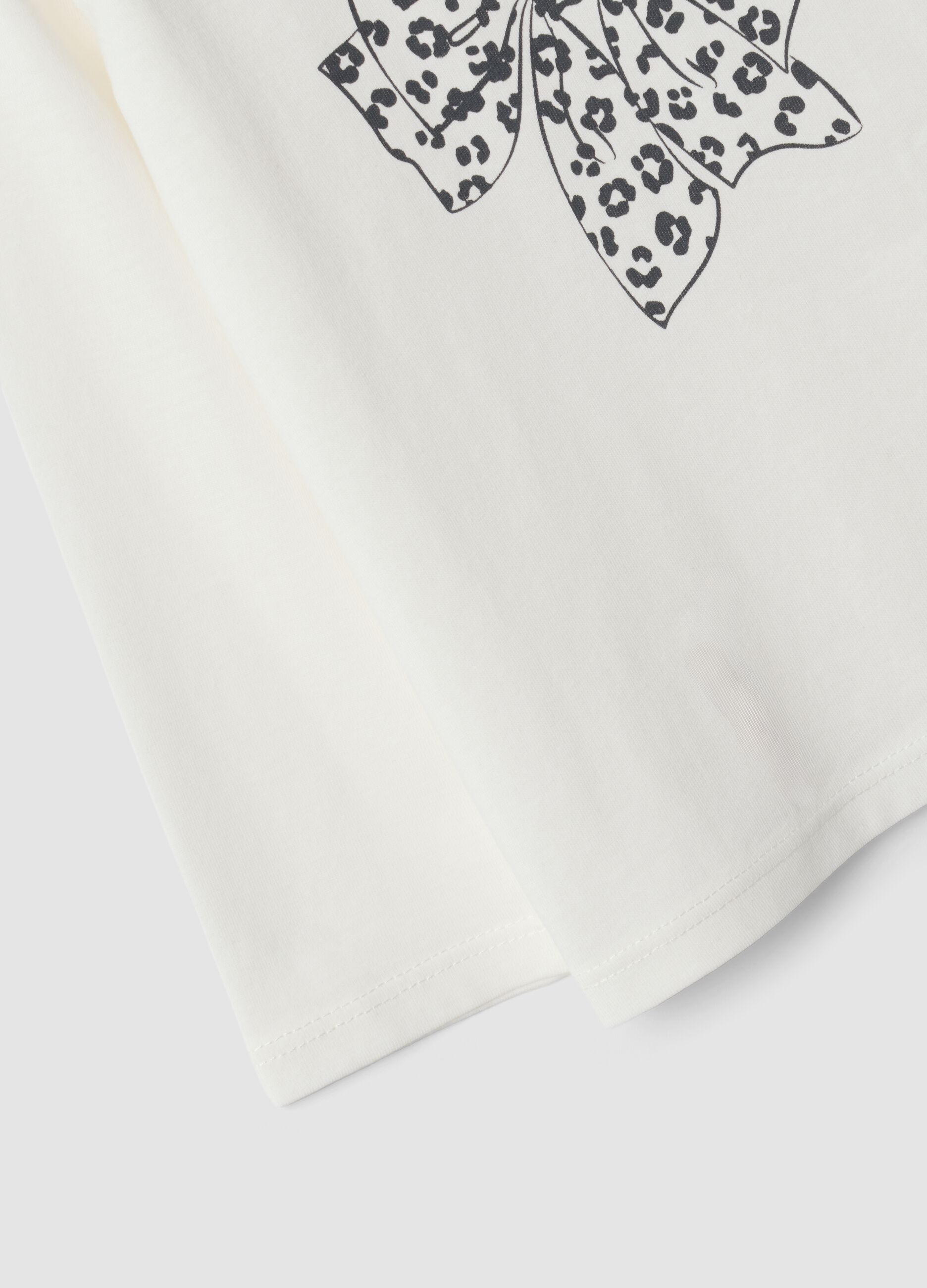 Maglietta bianca in puro cotone organico con stampa fiocco per bimba