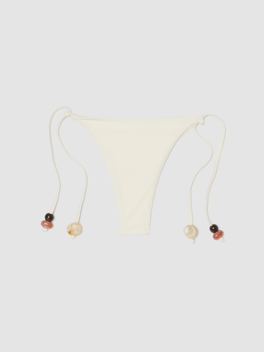 Bas de bikini blanc en tissu stretch avec liens et pierres_5