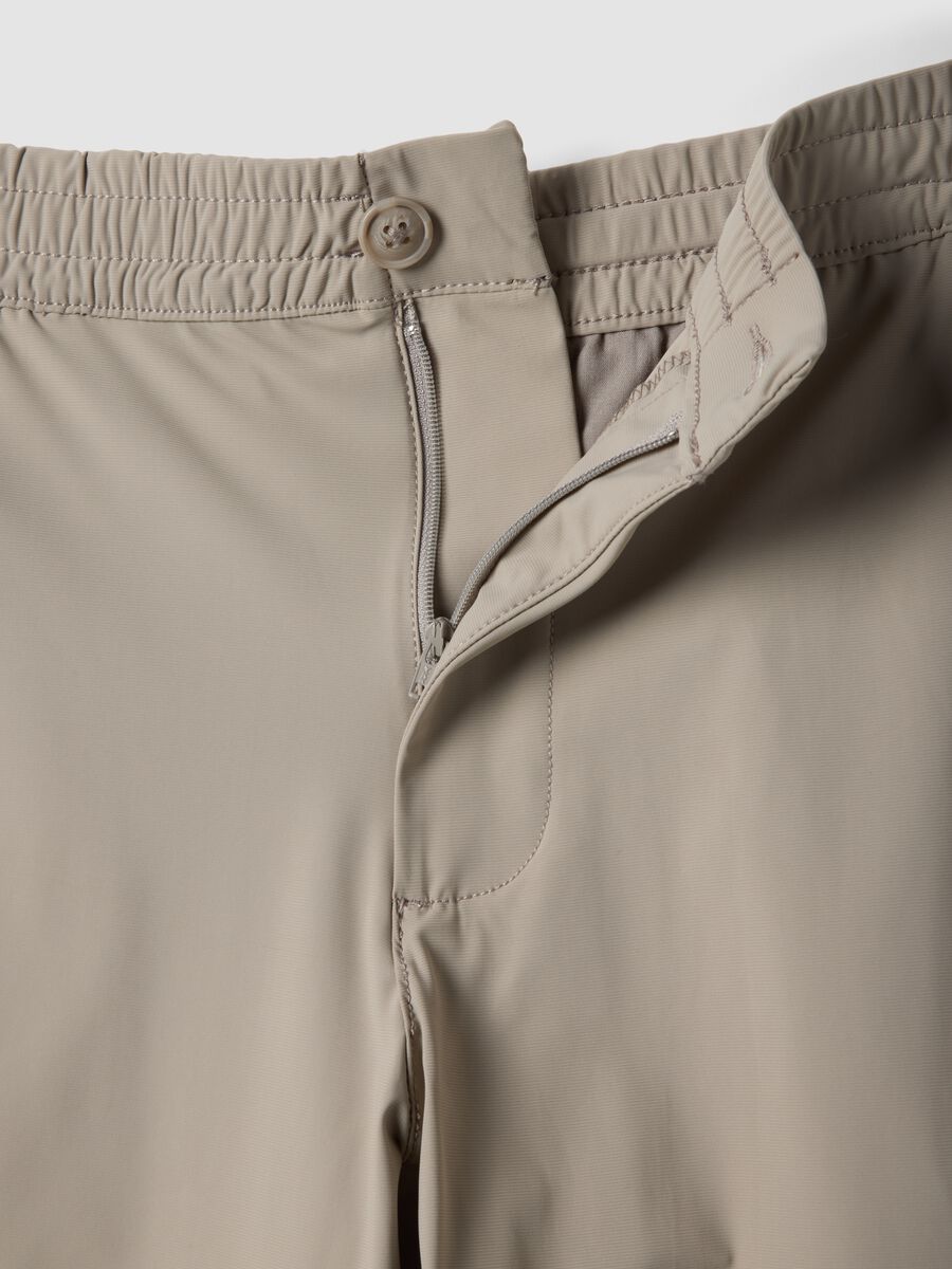 Bermudas jogger beige de tejido el&aacute;stico de corte regular_5