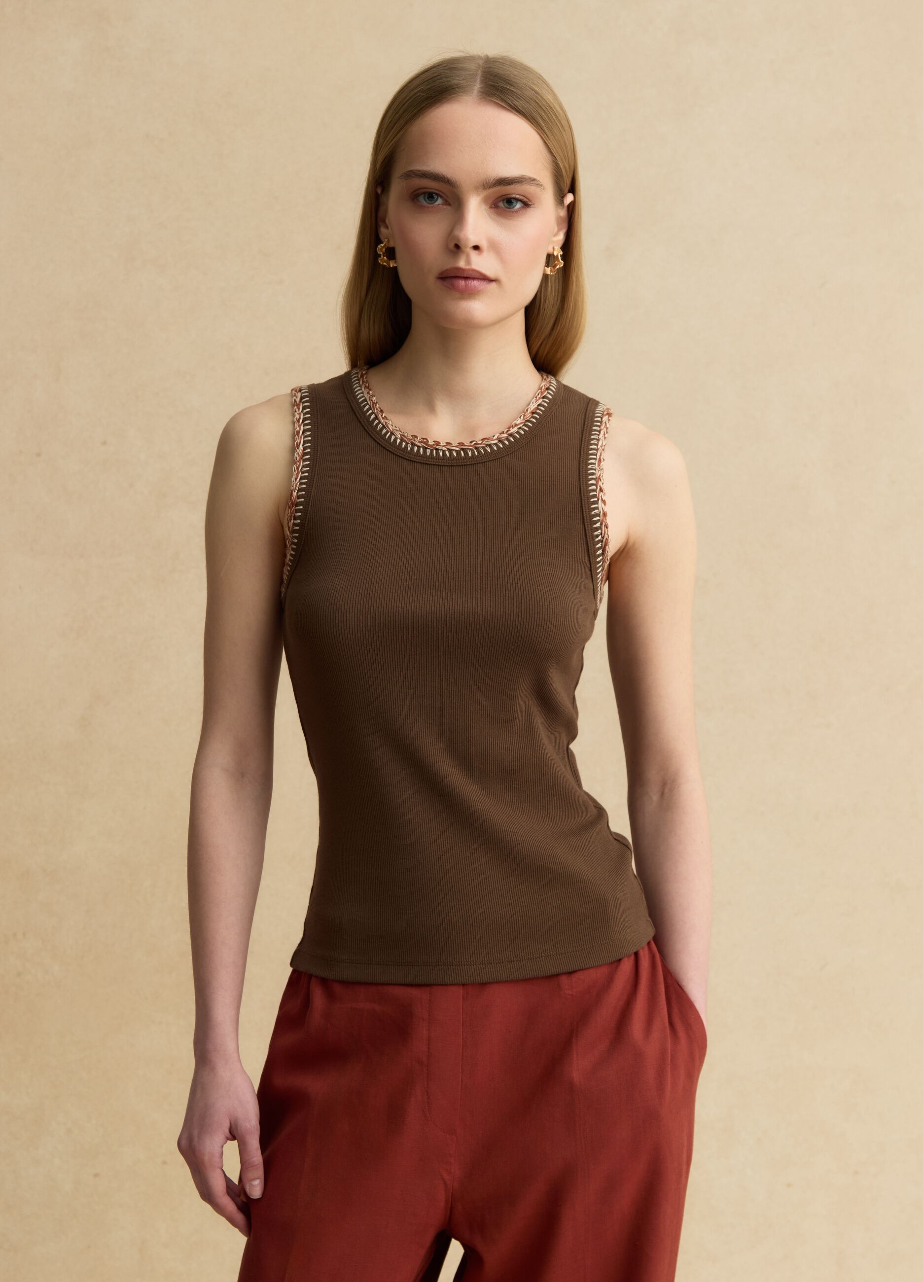 Camiseta sin mangas de algod&oacute;n el&aacute;stico marr&oacute;n ajuste regular con bordes bordados