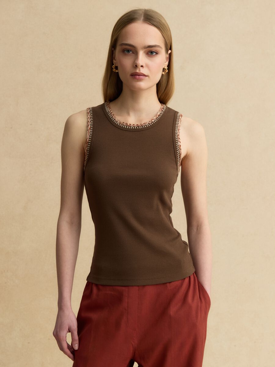 Braunes Tanktop aus Stretch-Baumwolle mit regul&auml;rer Passform und Stickerei-Kanten_1