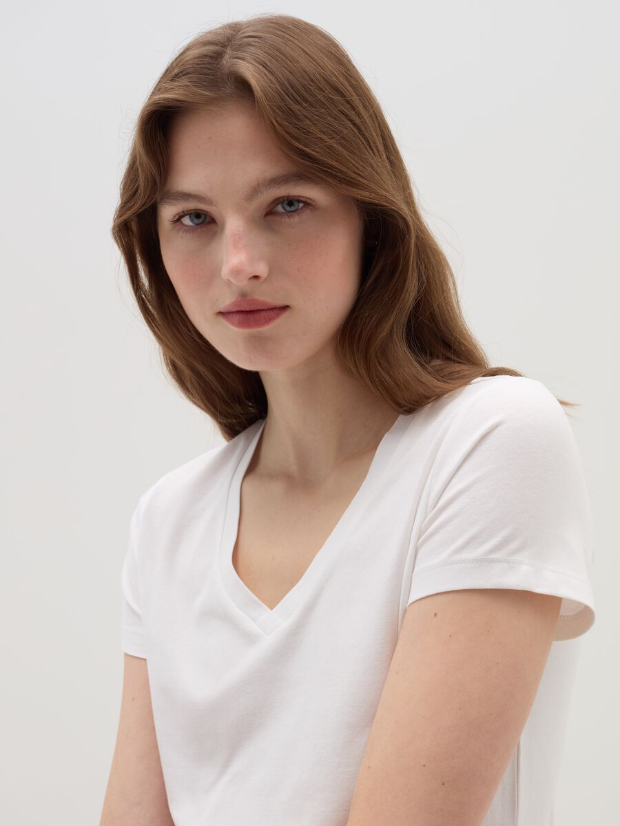 Solid colour T-shirt with V neck_1