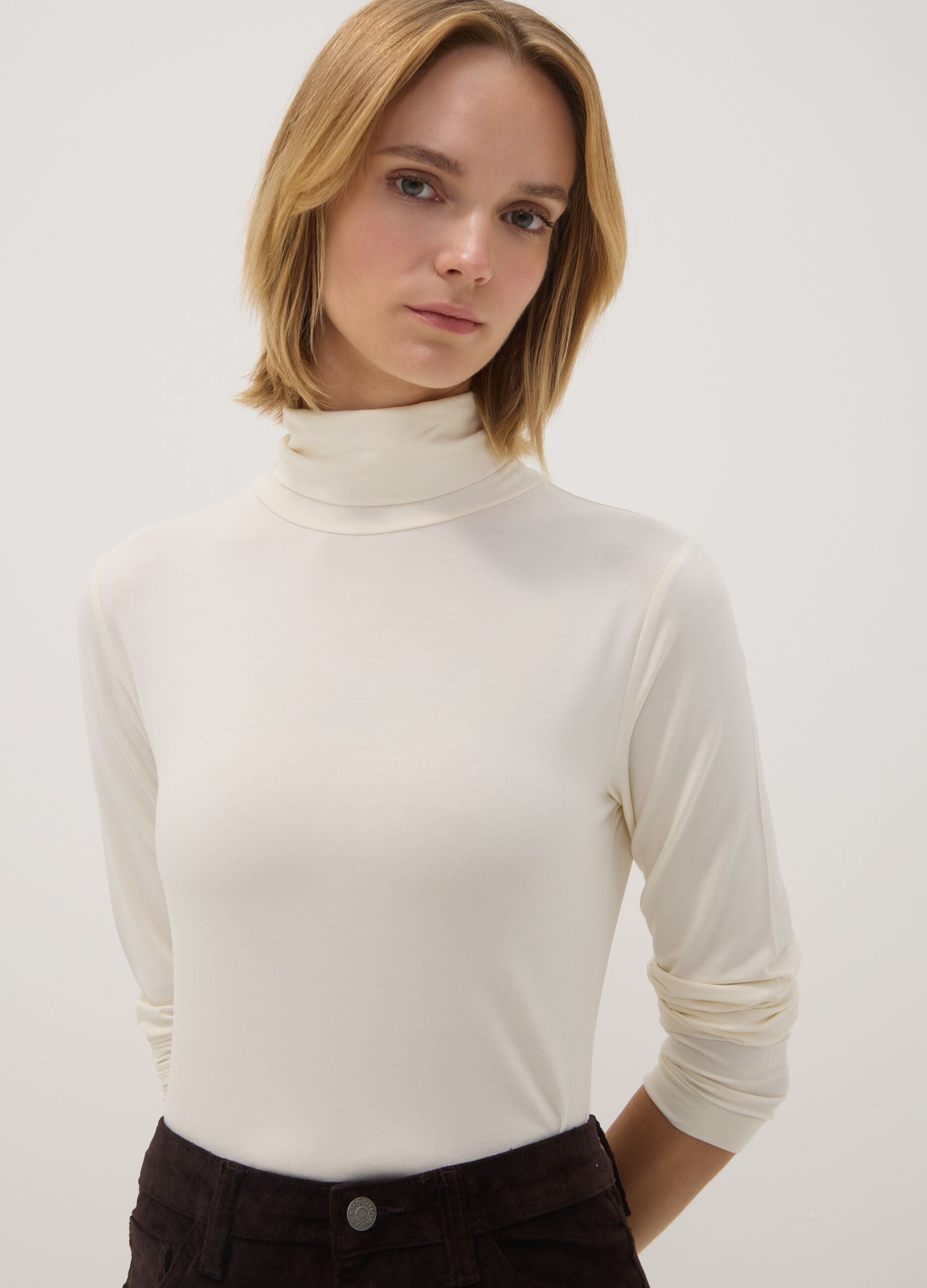 White stretch viscose top with mock neck, regular fit