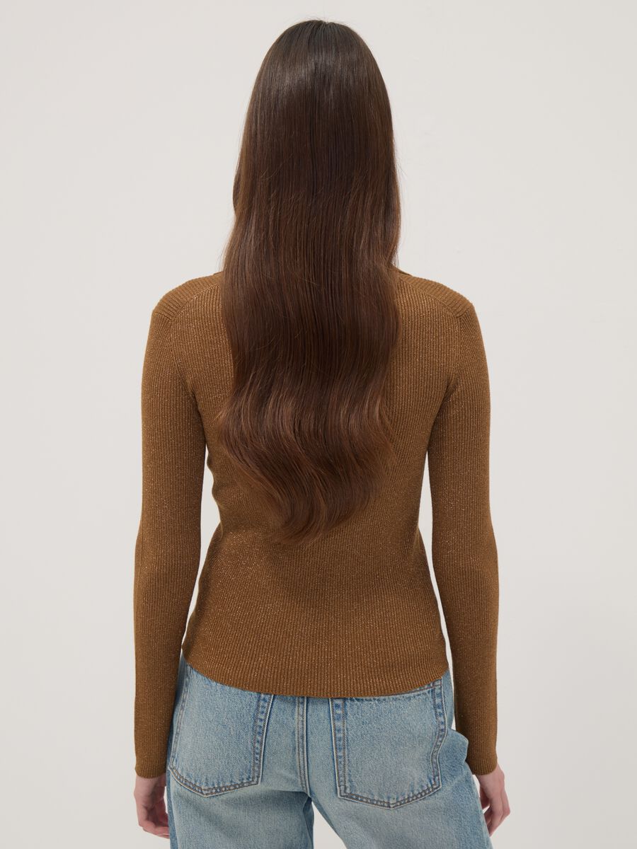 Camisola castanha canelada em mistura de viscose com gola polo_3