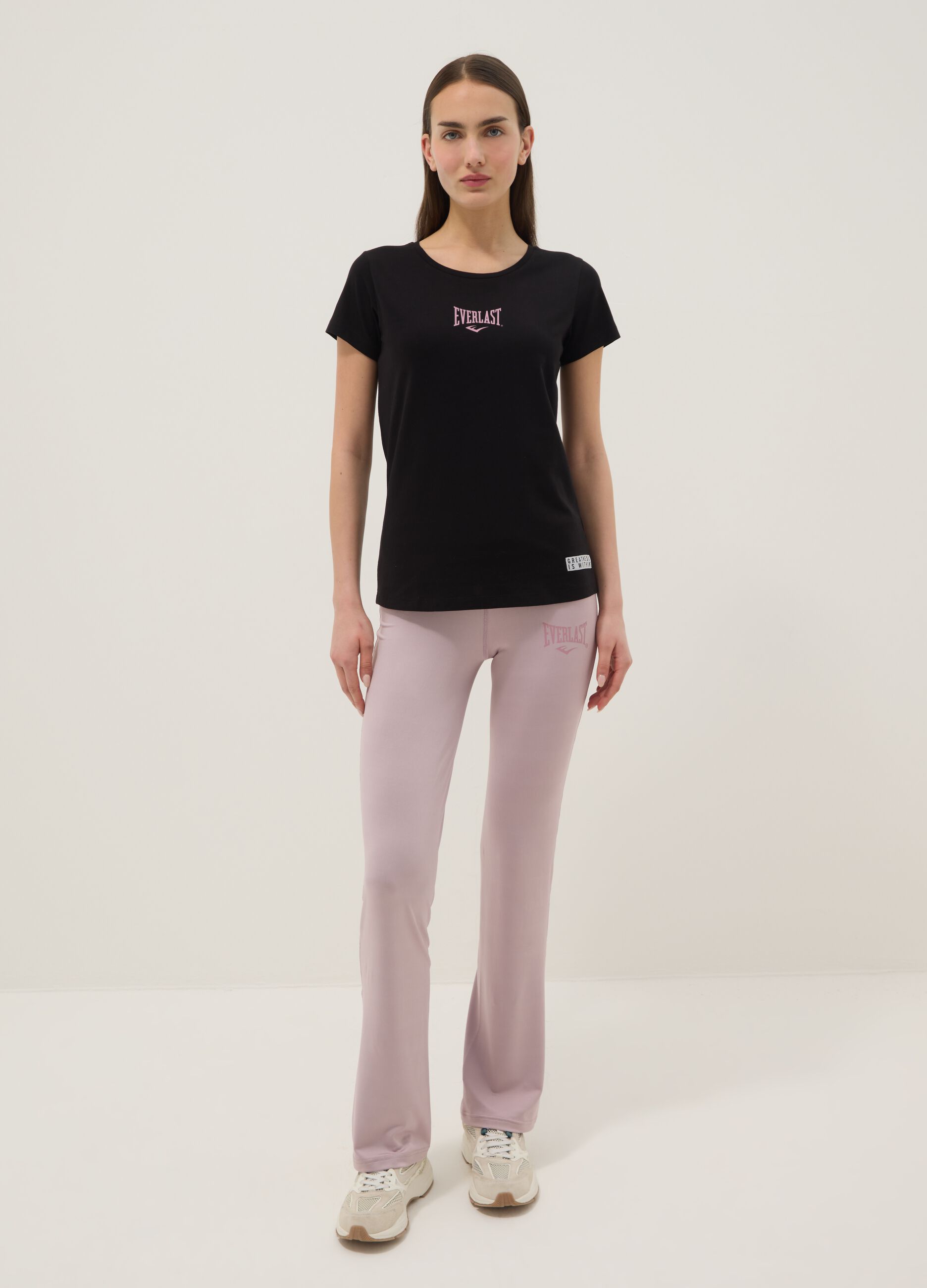 Schwarzes T-Shirt aus reiner Baumwolle mit normaler Passform und Logo