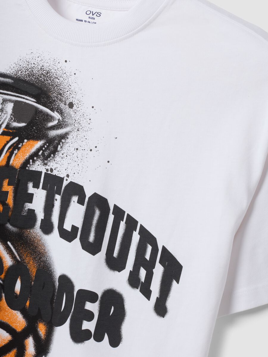 Wei&szlig;es Oversize-T-Shirt aus reiner Baumwolle mit Basketball-Print f&uuml;r Jungen_2