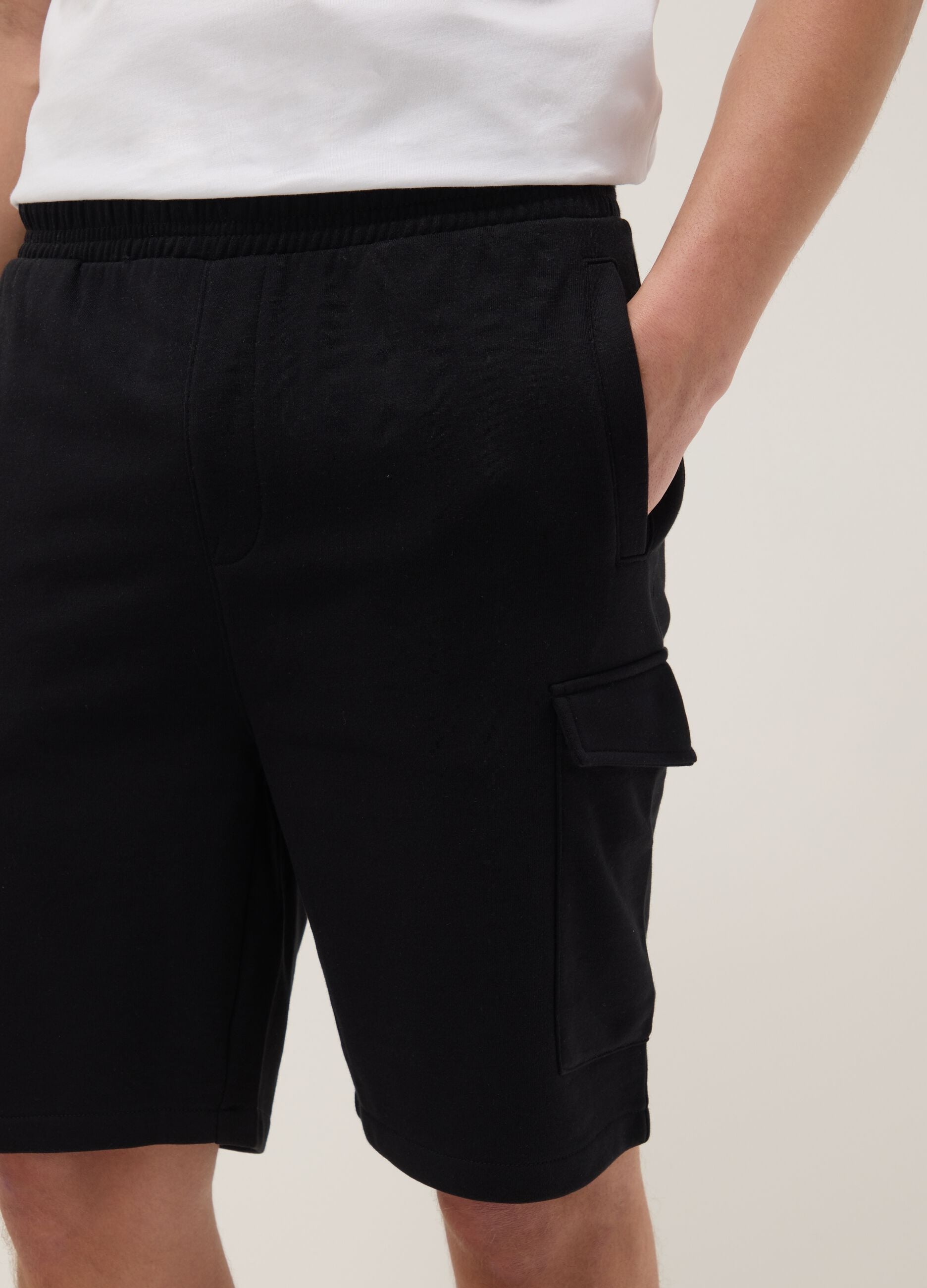 Bermuda neri in misto cotone con tasche cargo relaxed fit