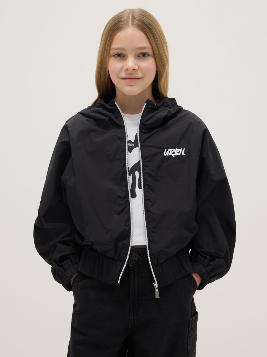 Girls' regular fit lightweight black jacket with zip and hood_0