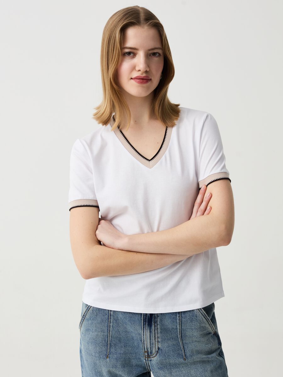 T-shirt with V neck and striped edging_0