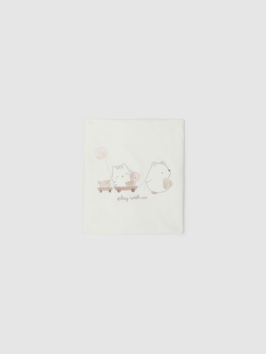 White baby blanket made of cotton blend with decorations_0