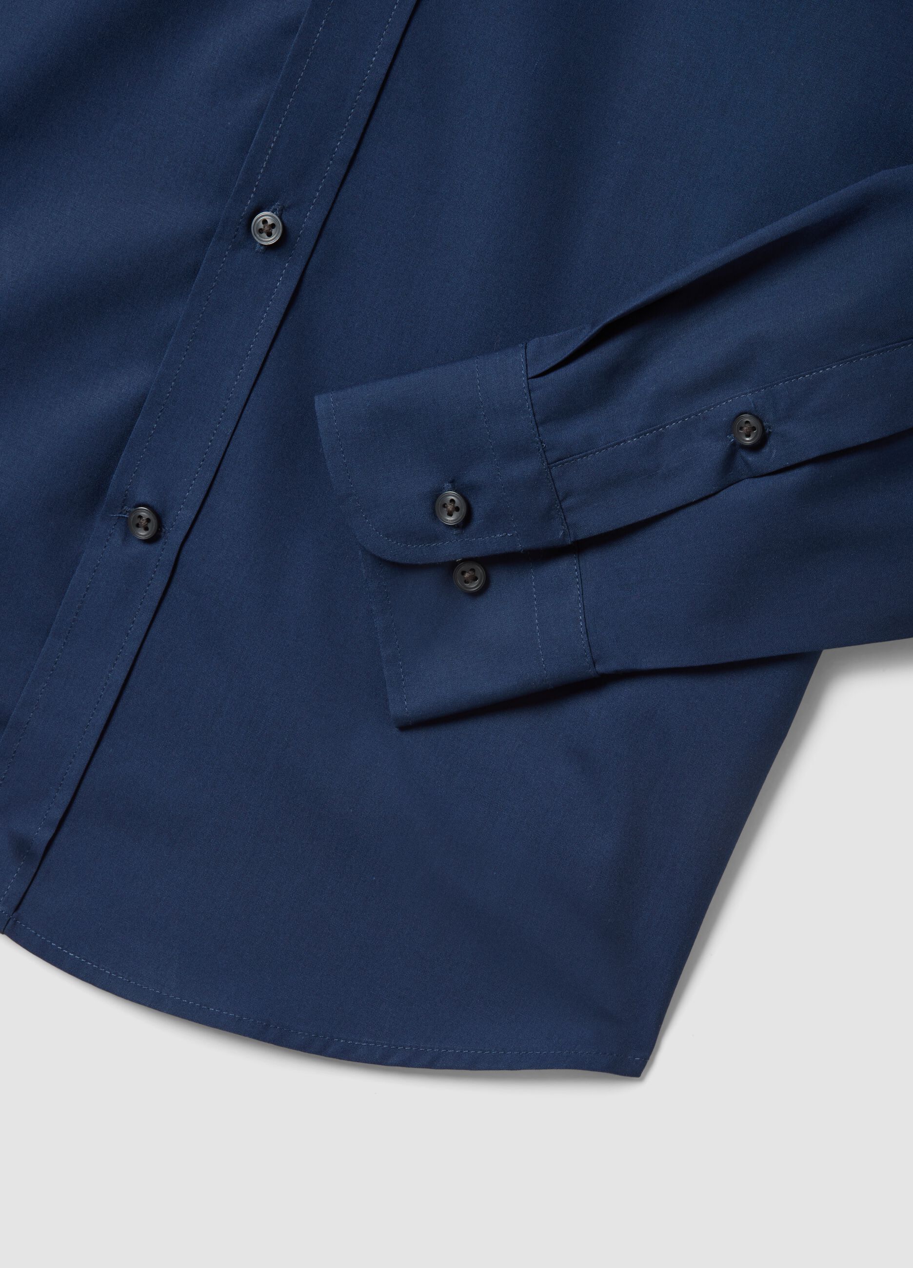 &Mu;&pi;&lambda;&epsilon; &pi;&omicron;&upsilon;&kappa;ά&mu;&iota;&sigma;&omicron; button-down &mu;&epsilon; &mu;&alpha;&kappa;&rho;&iota;ά &mu;&alpha;&nu;ί&kappa;&iota;&alpha;, regular &epsilon;&phi;&alpha;&rho;&mu;&omicron;&gamma;ή