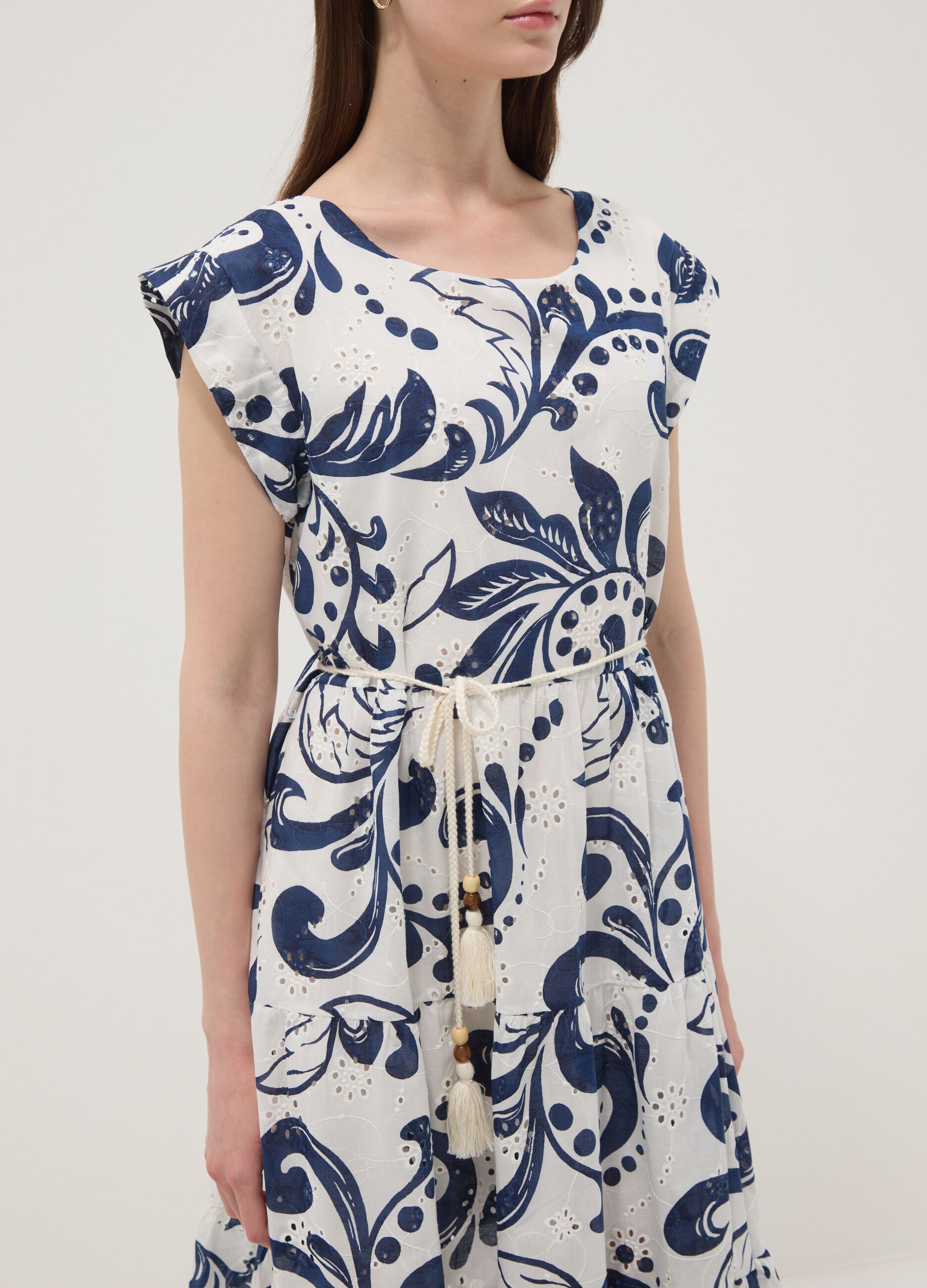 Vestido azul e branco em puro algod&atilde;o com padr&atilde;o e cinto de corda