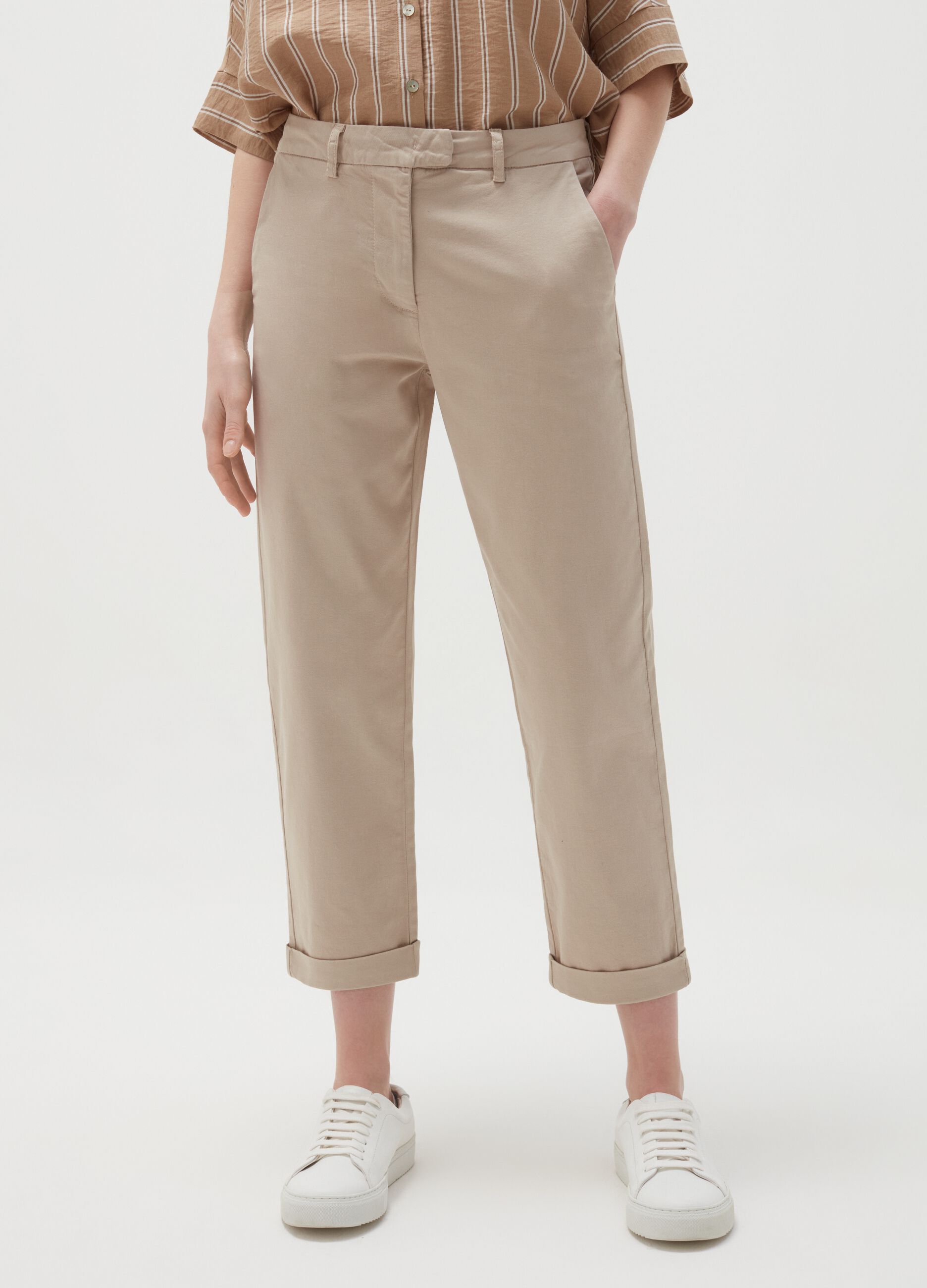 Ankle-fit trousers with high waist