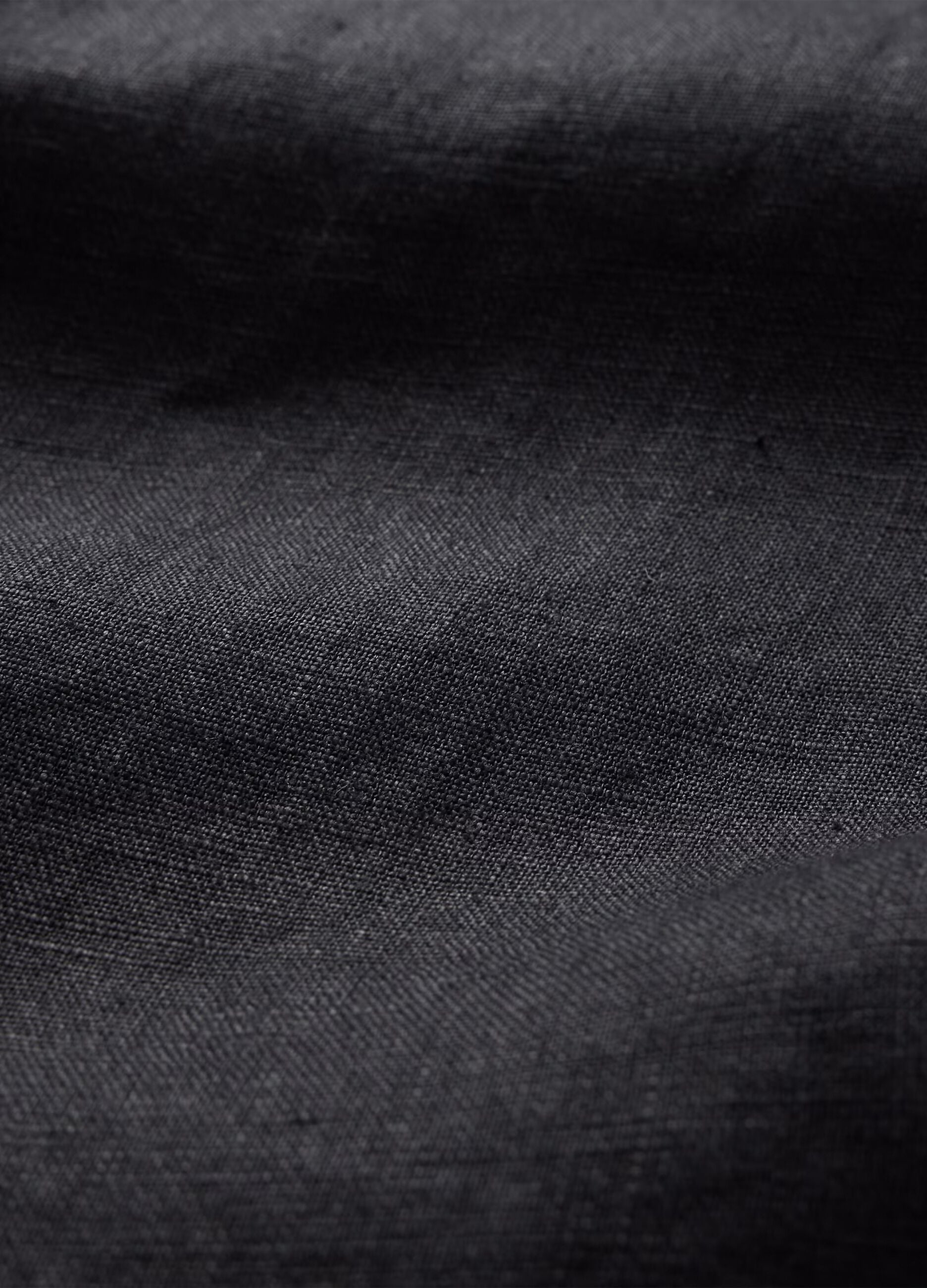 Black shirt with long sleeves in linen