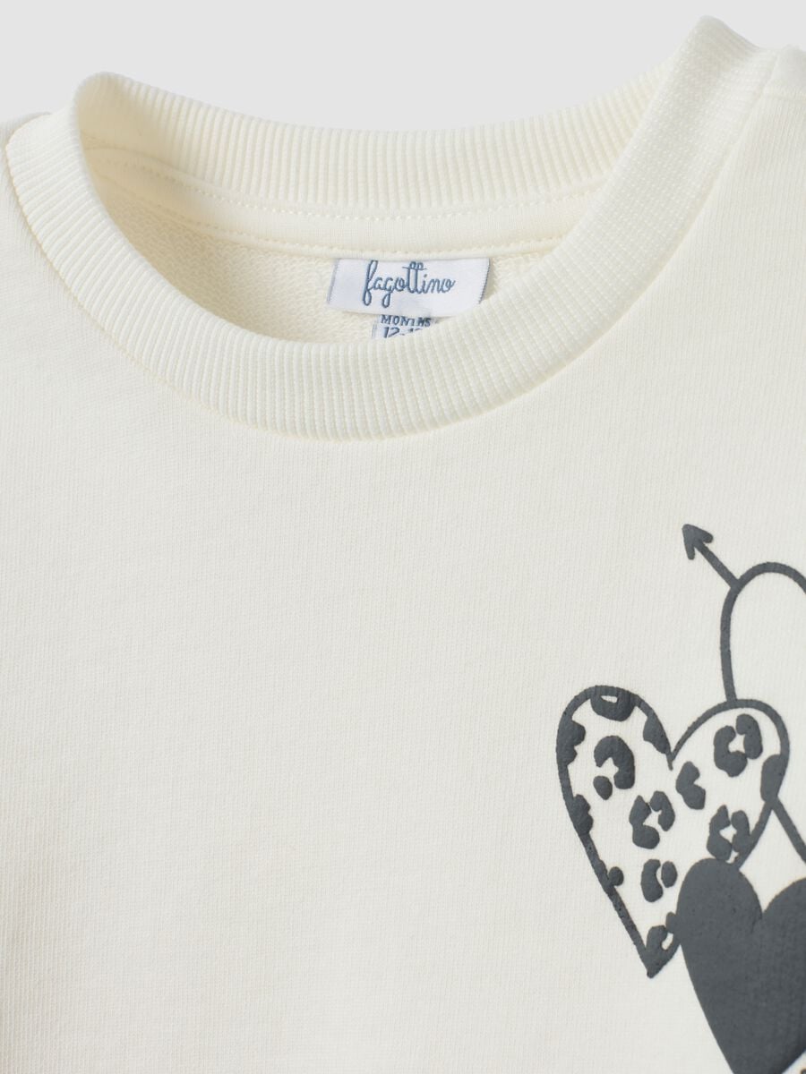 White oversized pure cotton sweatshirt with heart print for baby girl_2