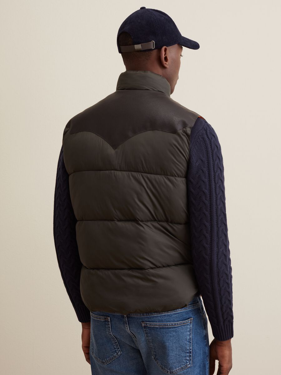 Quilted gilet with high collar_1