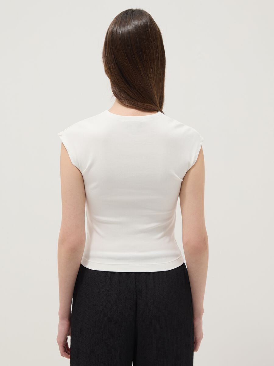 Camiseta ajustada blanca de algod&oacute;n el&aacute;stico_3