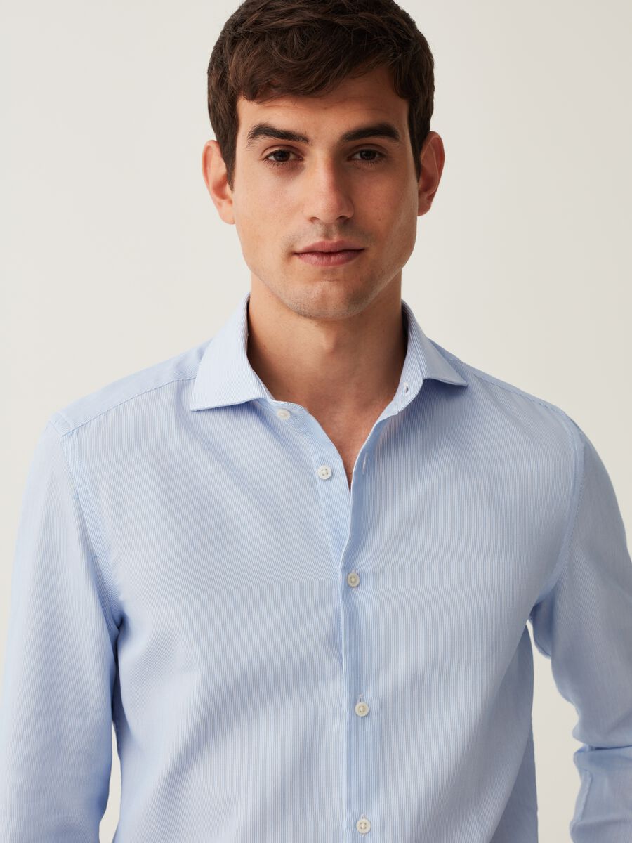 Slim-fit shirt with thin stripes_0