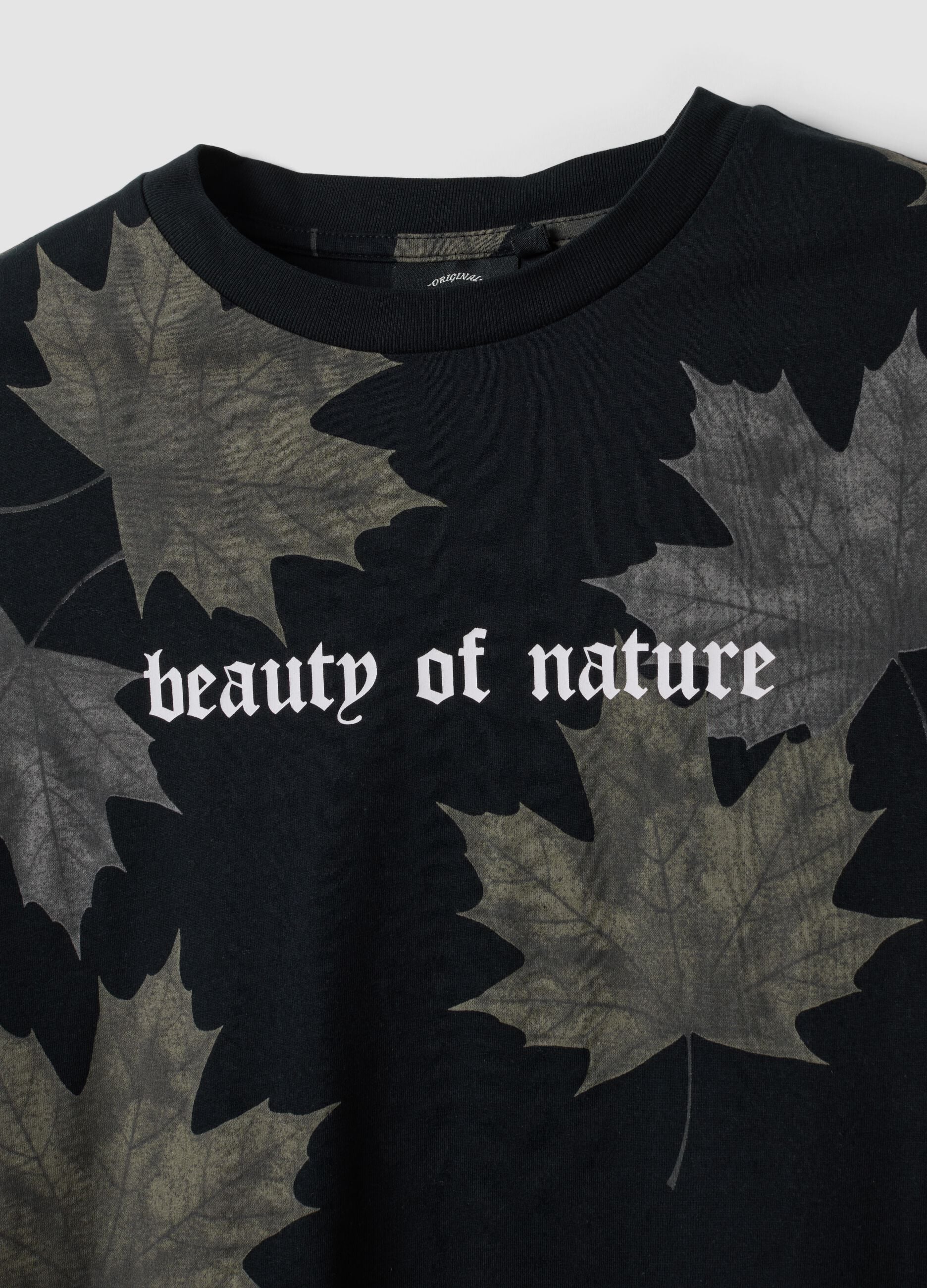 Black pure cotton T-shirt with "Beauty of nature" slogan