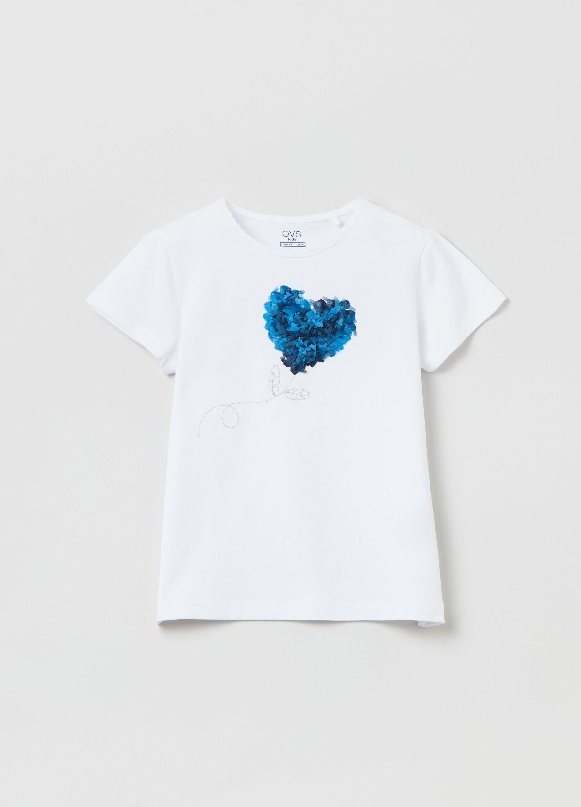 Camiseta con bordado y aplicación de corazón