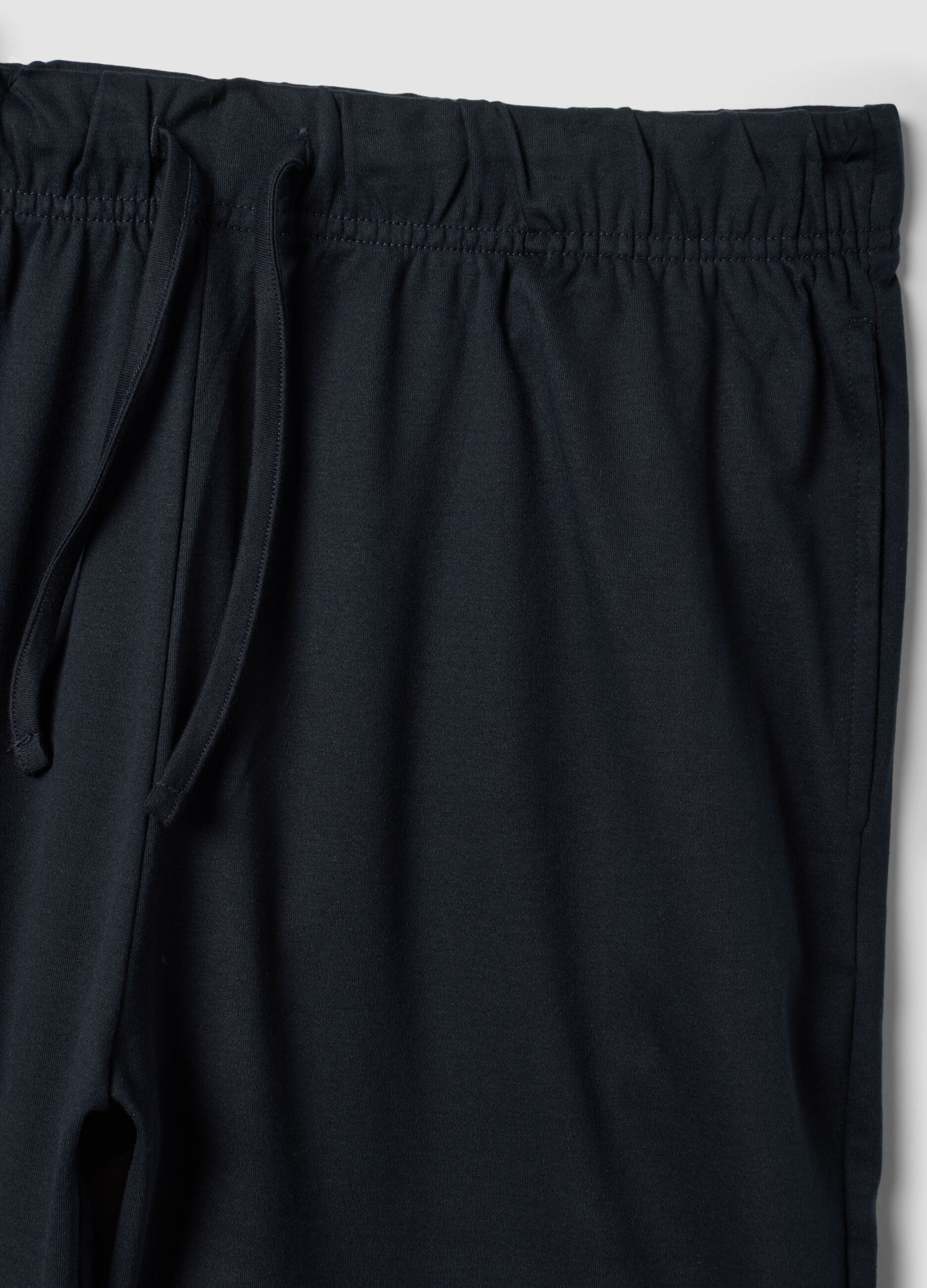 Blauer Pyjama aus reiner Bio-Baumwolle mit Henley-Kragen