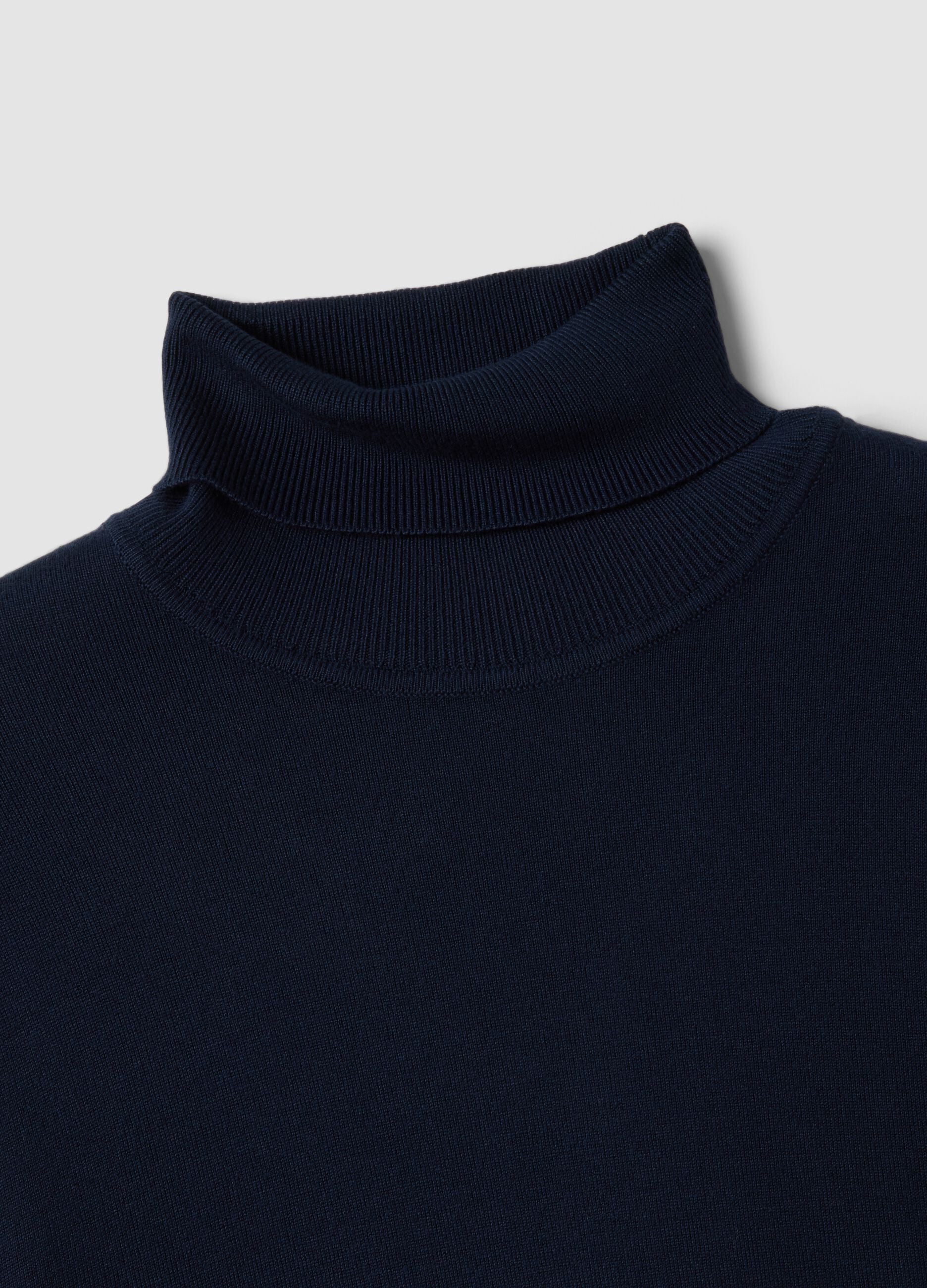 Maglia blu in misto viscosa a dolcevita