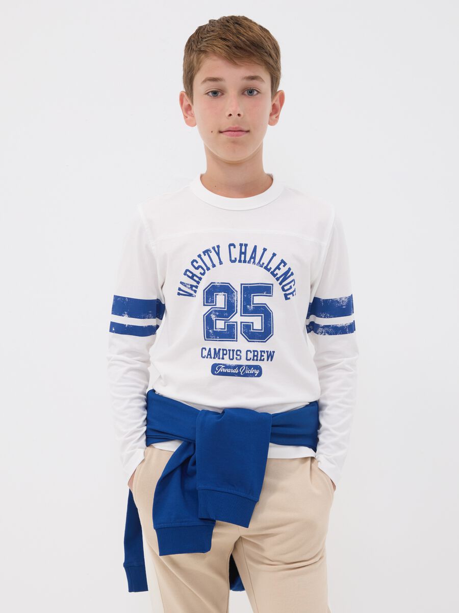 &Lambda;&epsilon;&upsilon;&kappa;ό T-shirt &alpha;&pi;ό &omicron;&rho;&gamma;&alpha;&nu;&iota;&kappa;ό &beta;&alpha;&mu;&beta;ά&kappa;&iota; &mu;&epsilon; &sigma;&tau;ά&mu;&pi;&alpha; varsity &gamma;&iota;&alpha; &alpha;&gamma;ό&rho;&iota;_0