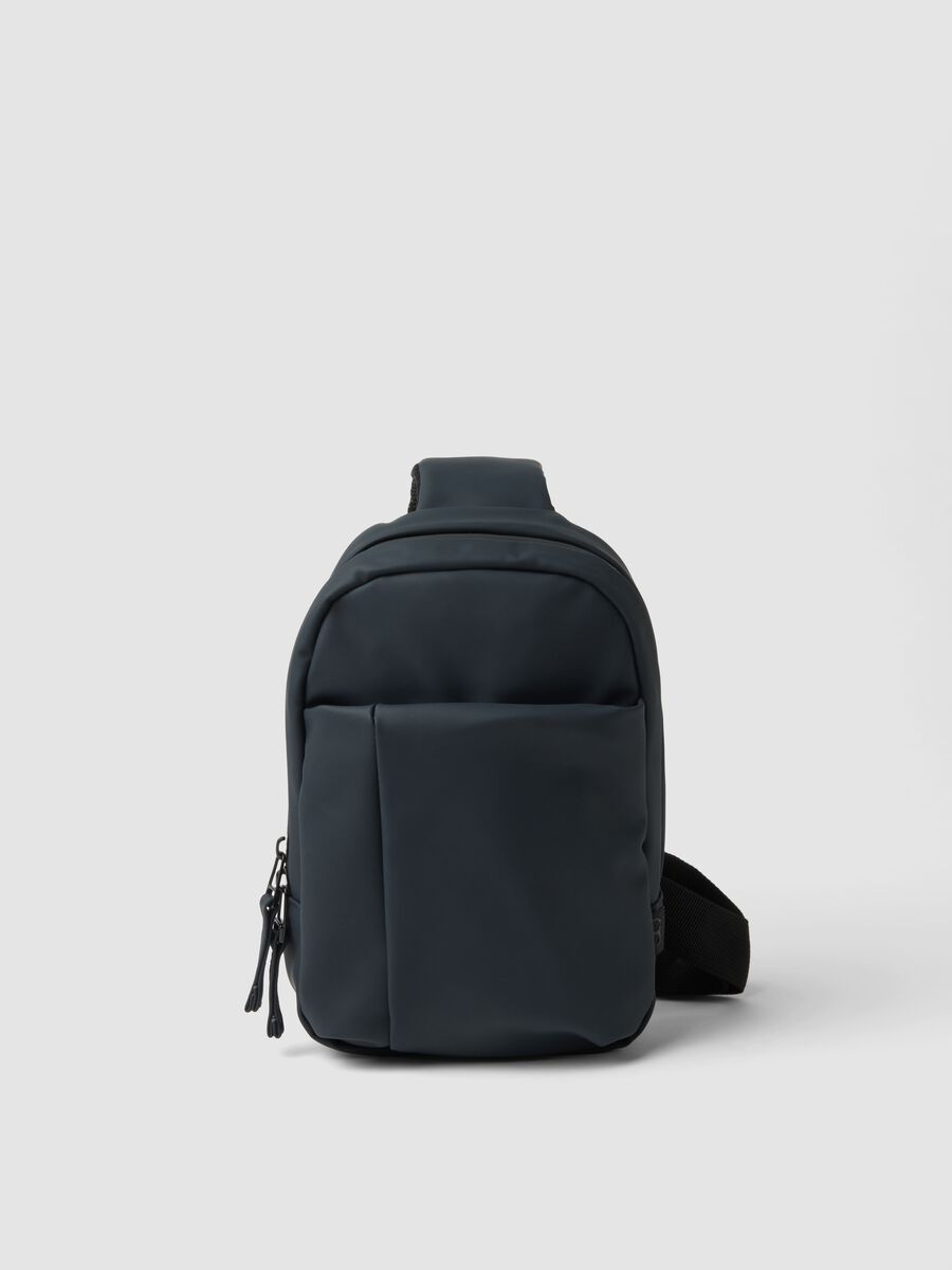 Borsa sportiva blu a tracolla con tasca frontale idrorepellente_0