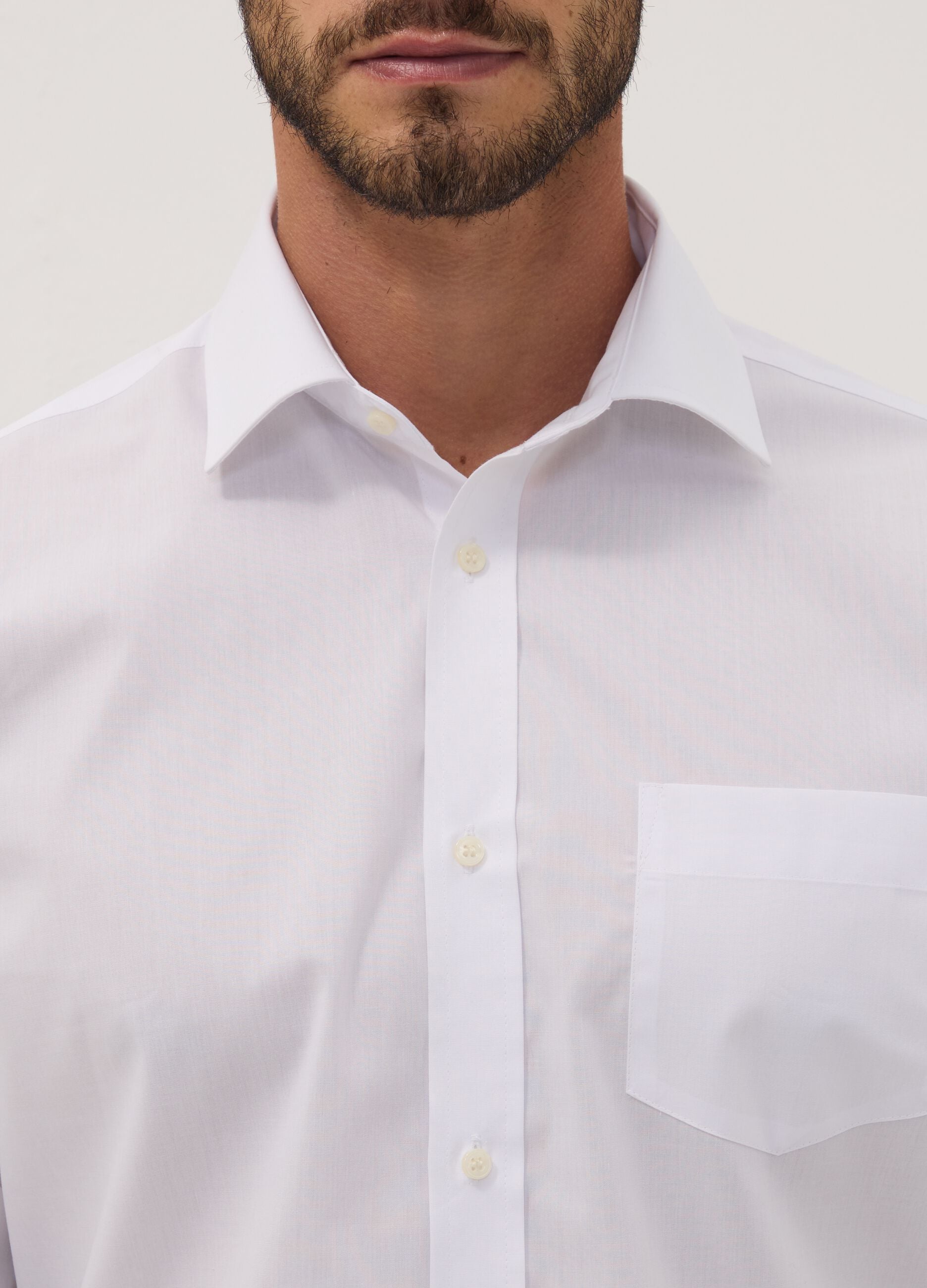 White regular-fit shirt with classic collar, easy iron