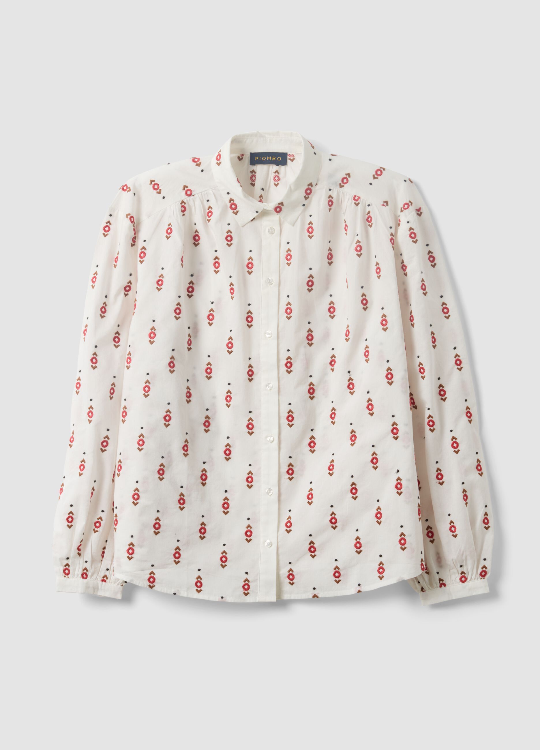 Camisa branca em algod&atilde;o puro com padr&atilde;o bordado, corte regular