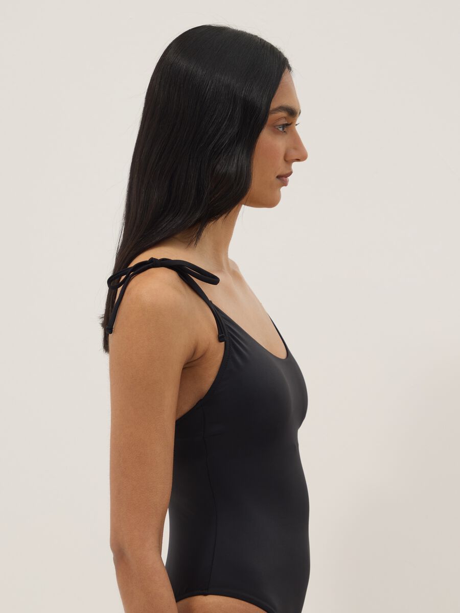 Schwarzer enganliegender Badeanzug_1