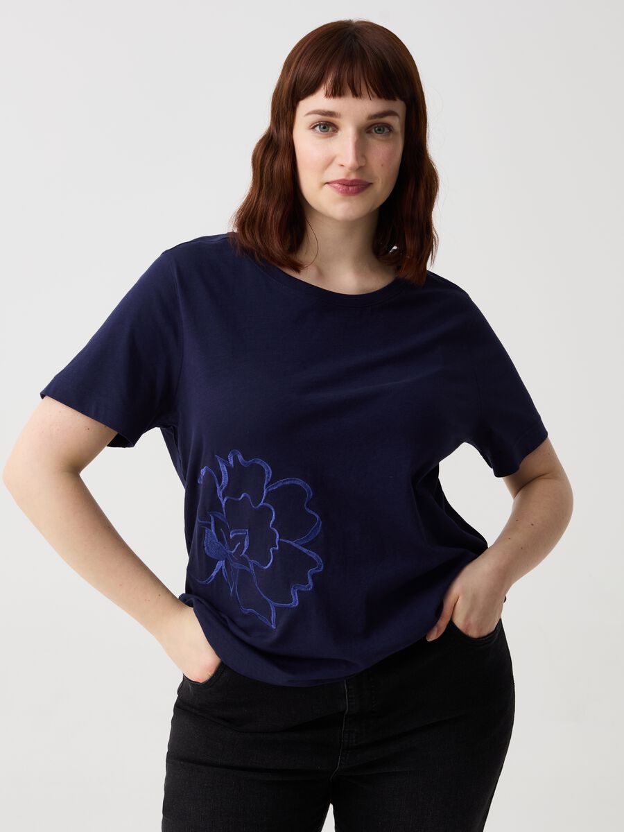 Camiseta con bordado flor Curvy_0