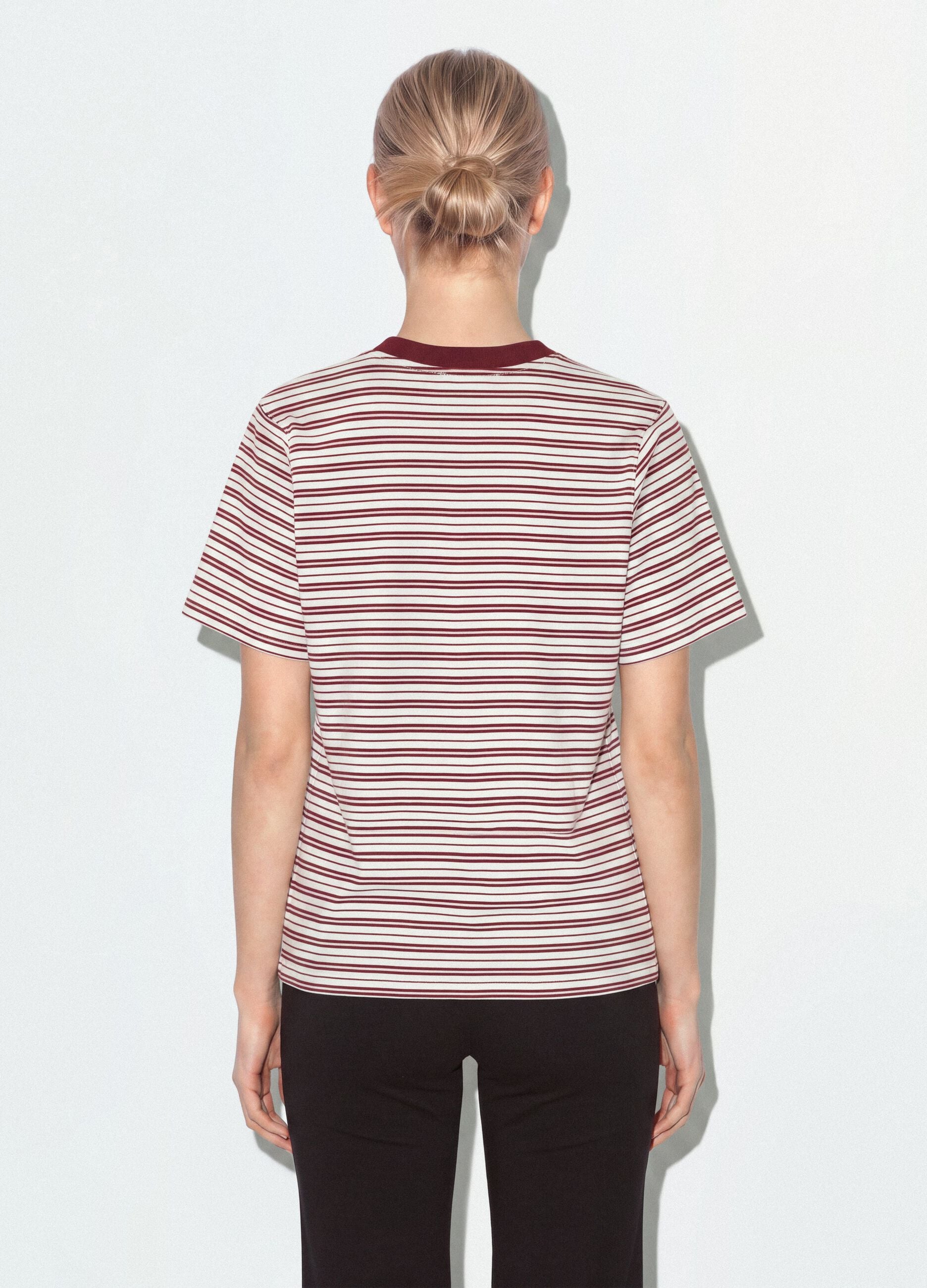 &Pi;&omicron;&lambda;ύ&chi;&rho;&omega;&mu;&omicron; &rho;&iota;&gamma;έ T-shirt relaxed fit &alpha;&pi;ό 100% &beta;&alpha;&mu;&beta;ά&kappa;&iota; &mu;&epsilon; &kappa;έ&nu;&tau;&eta;&mu;&alpha; &sigma;&tau;&omicron; &sigma;&tau;ή&theta;&omicron;&sigmaf;