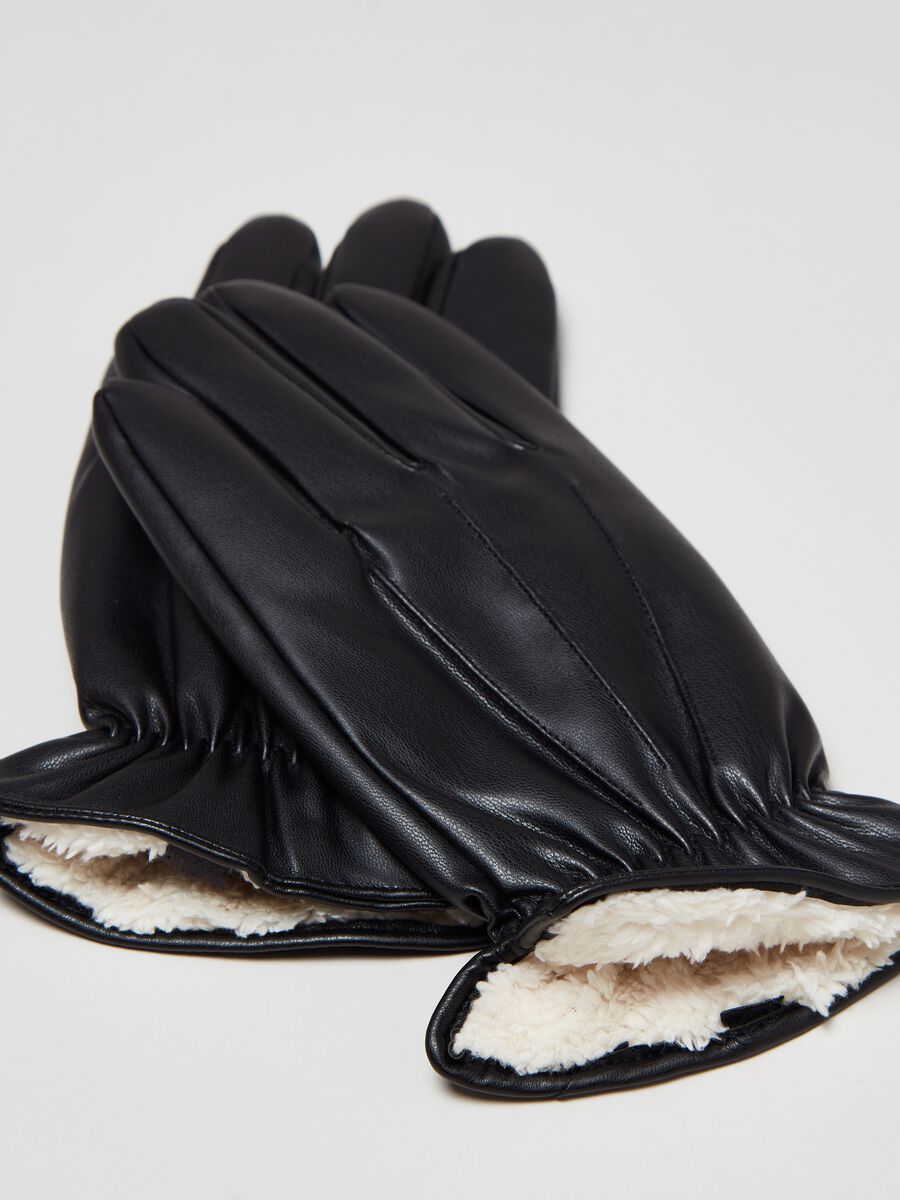 Glossy-effect gloves with sherpa lining_2