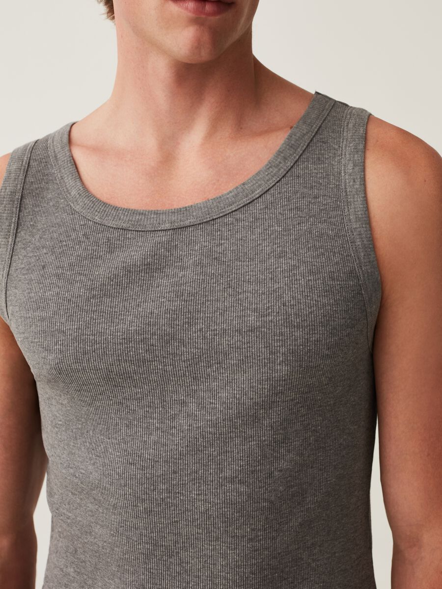 Fine ribbed racerback vest with round neck_3