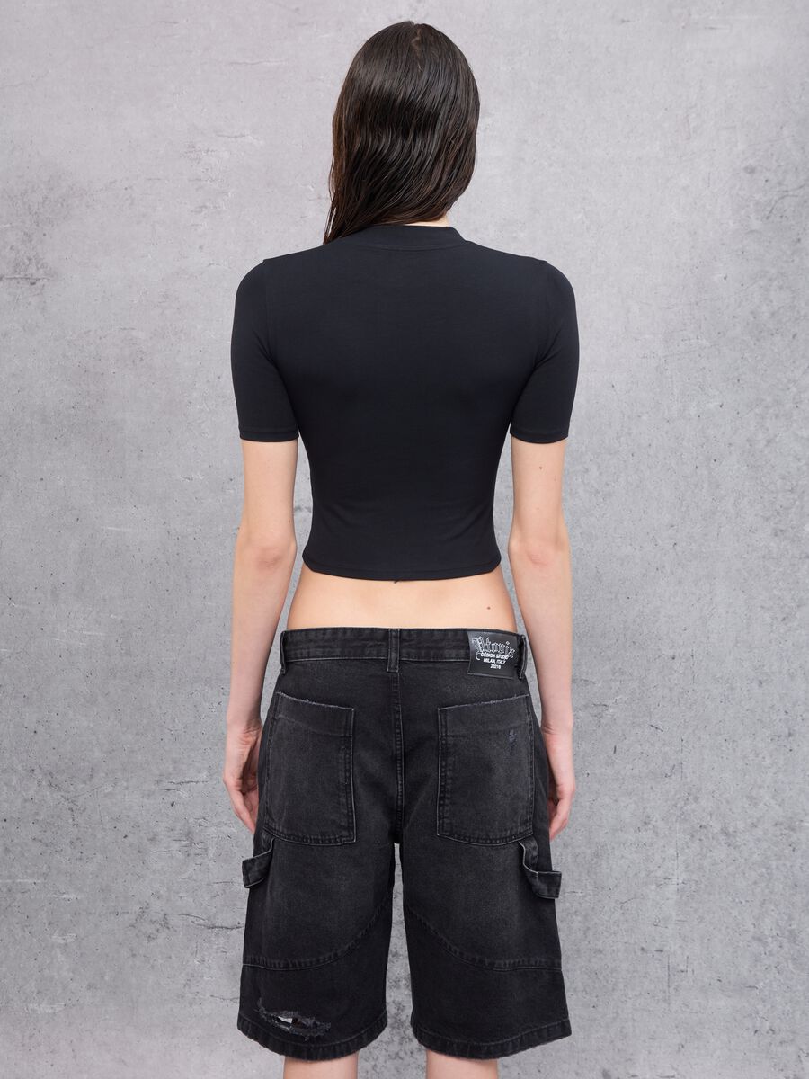 Camiseta Negra de Cuello Mock_1