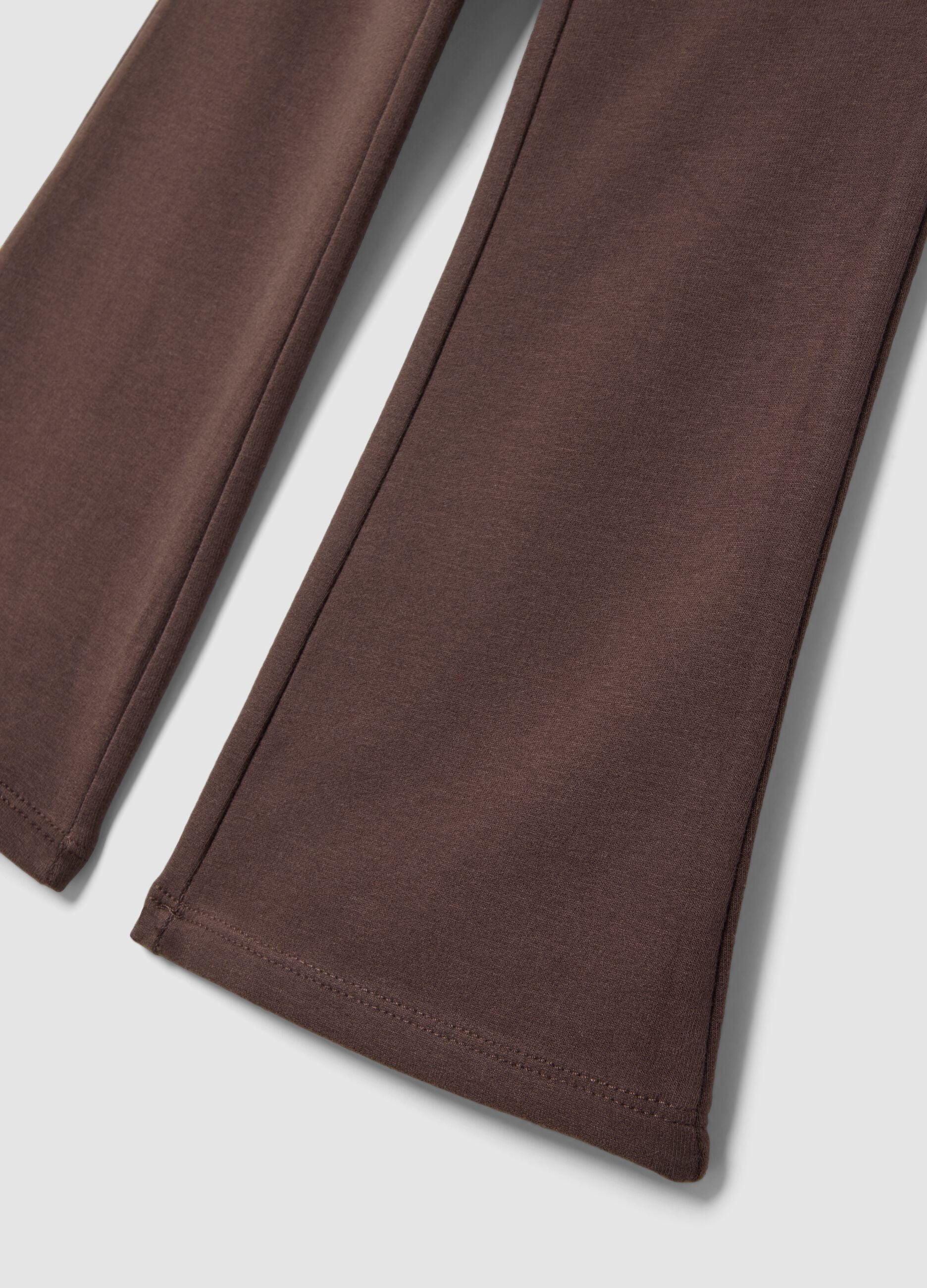 Treggings castanhas &agrave; boca de sino em algod&atilde;o el&aacute;stico