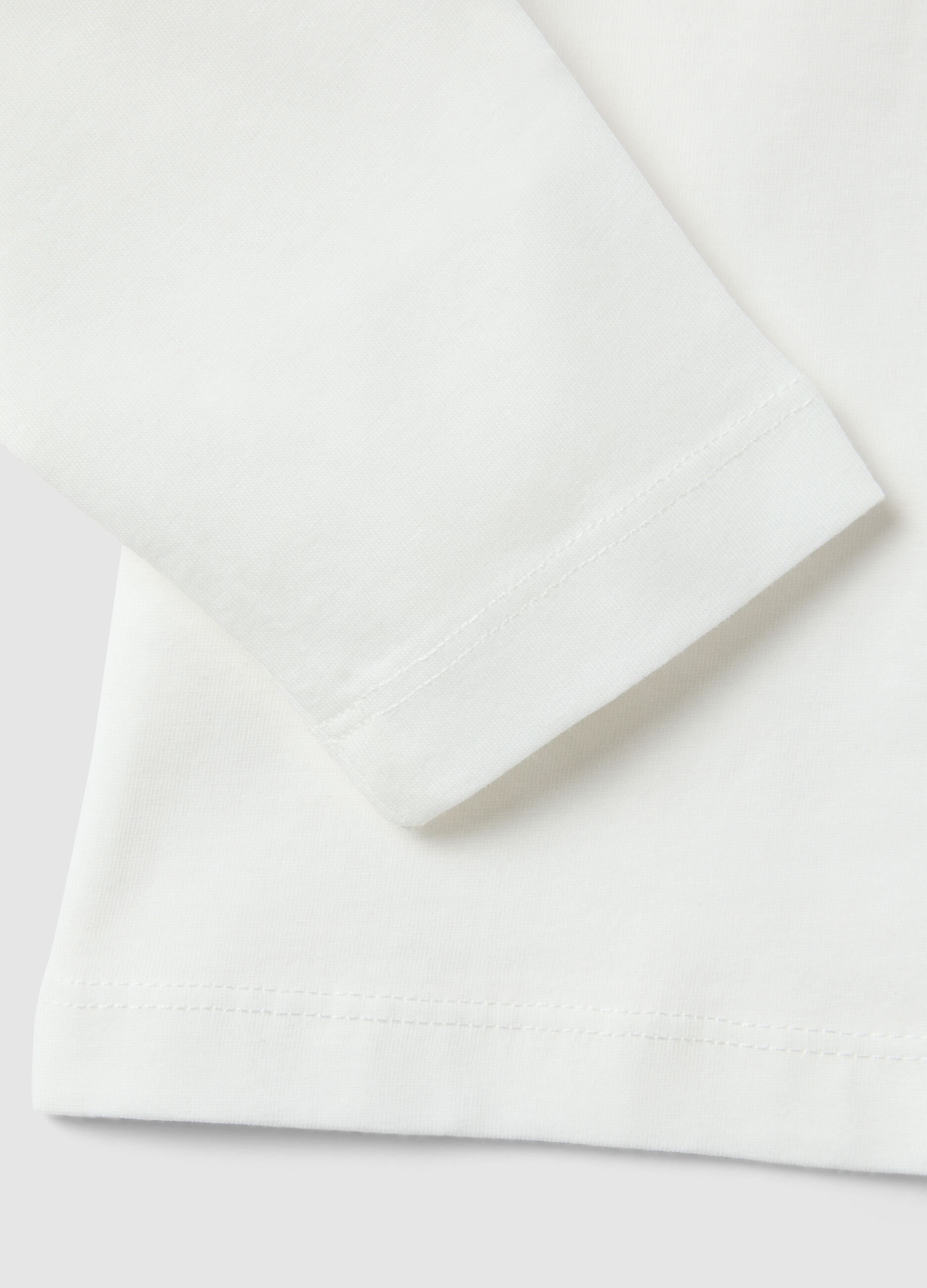 &Lambda;&epsilon;&upsilon;&kappa;ό &pi;&alpha;&iota;&delta;&iota;&kappa;ό T-shirt &alpha;&pi;ό 100% &beta;&alpha;&mu;&beta;ά&kappa;&iota; &mu;&epsilon; &sigma;&tau;ά&mu;&pi;&alpha; &alpha;&upsilon;&tau;&omicron;&kappa;ί&nu;&eta;&tau;&omicron;, &kappa;&alpha;&nu;&omicron;&nu;&iota;&kappa;ή &epsilon;&phi;&alpha;&rho;&mu;&omicron;&gamma;ή