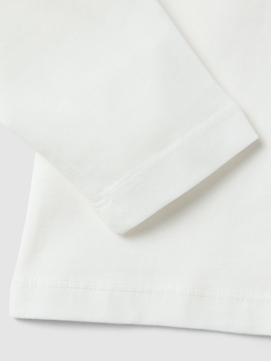 &Lambda;&epsilon;&upsilon;&kappa;ό &pi;&alpha;&iota;&delta;&iota;&kappa;ό T-shirt &alpha;&pi;ό 100% &beta;&alpha;&mu;&beta;ά&kappa;&iota; &mu;&epsilon; &sigma;&tau;ά&mu;&pi;&alpha; &alpha;&upsilon;&tau;&omicron;&kappa;ί&nu;&eta;&tau;&omicron;, &kappa;&alpha;&nu;&omicron;&nu;&iota;&kappa;ή &epsilon;&phi;&alpha;&rho;&mu;&omicron;&gamma;ή_2