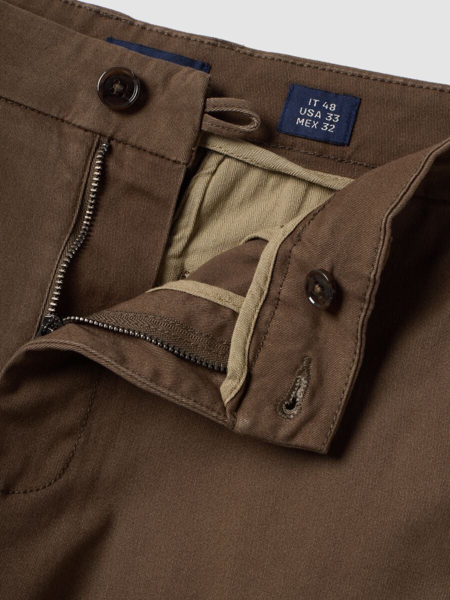 Braune Slim-Fit Chinohose aus elastischem Baumwolltwill_1